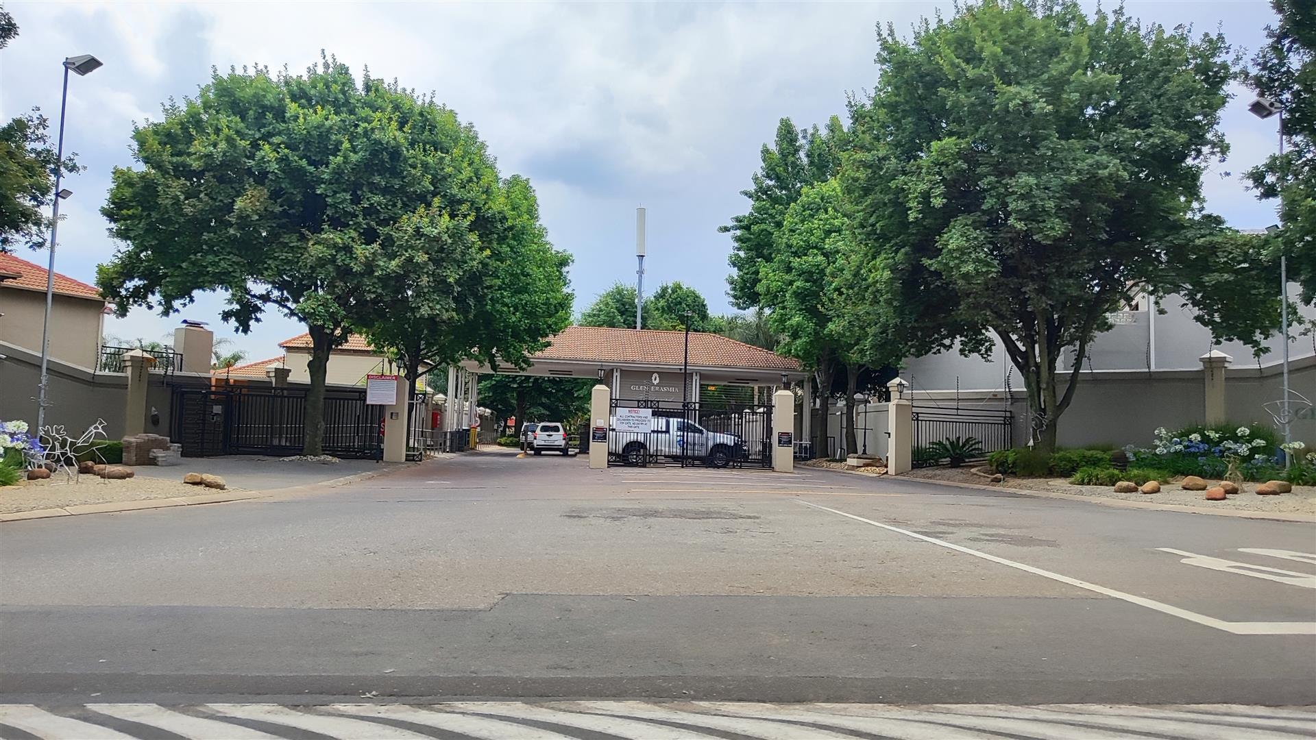 Front View of property in Glen Erasmia Boulevard