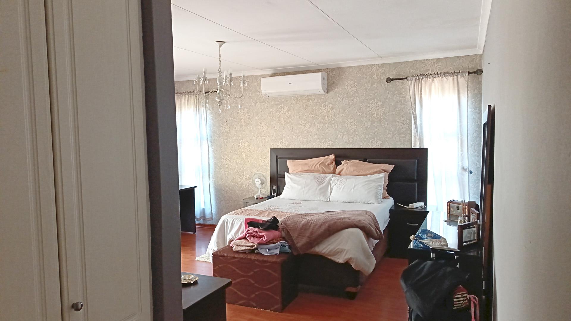 Main Bedroom of property in Glen Erasmia Boulevard