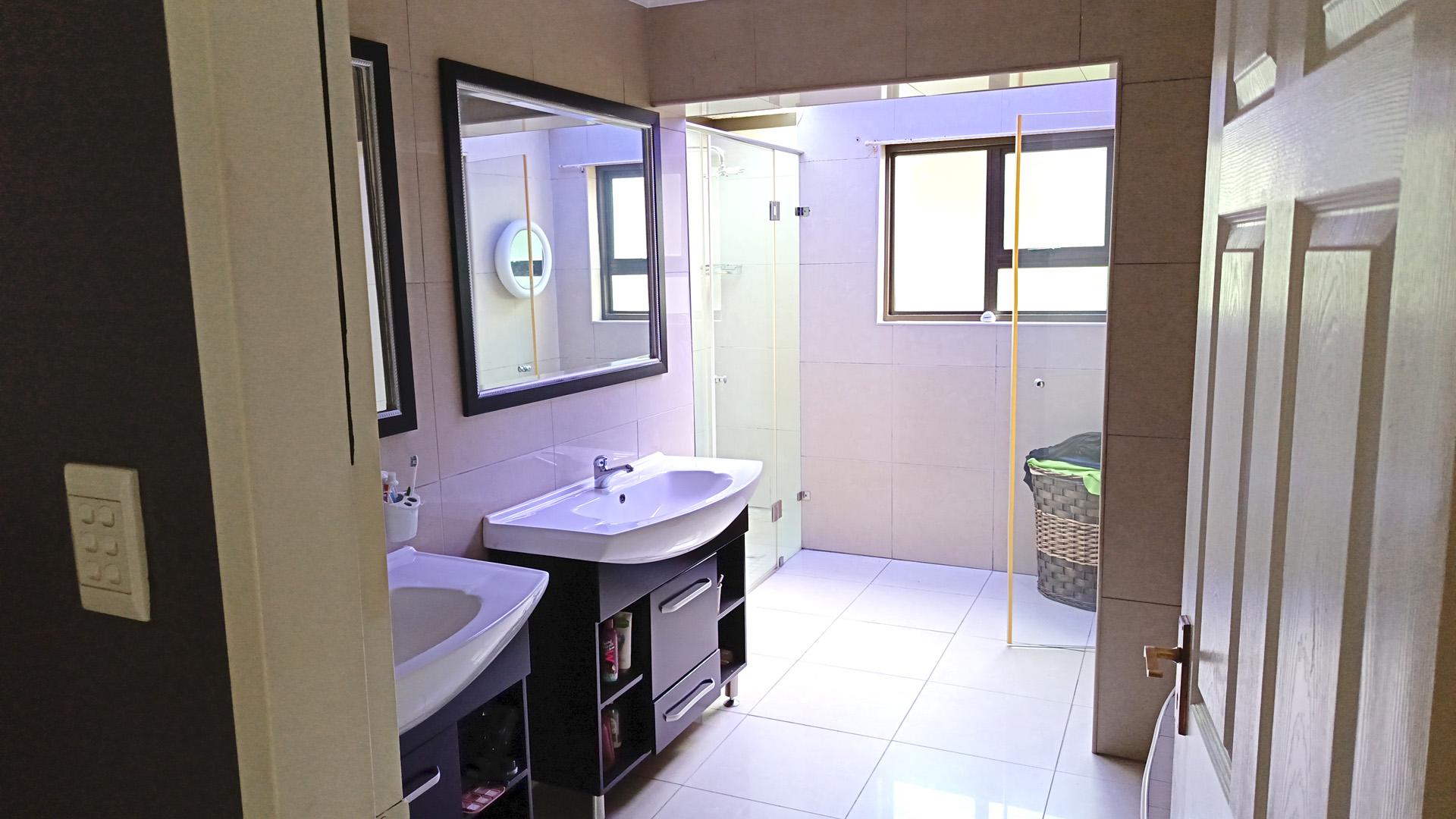 Main Bathroom of property in Glen Erasmia Boulevard