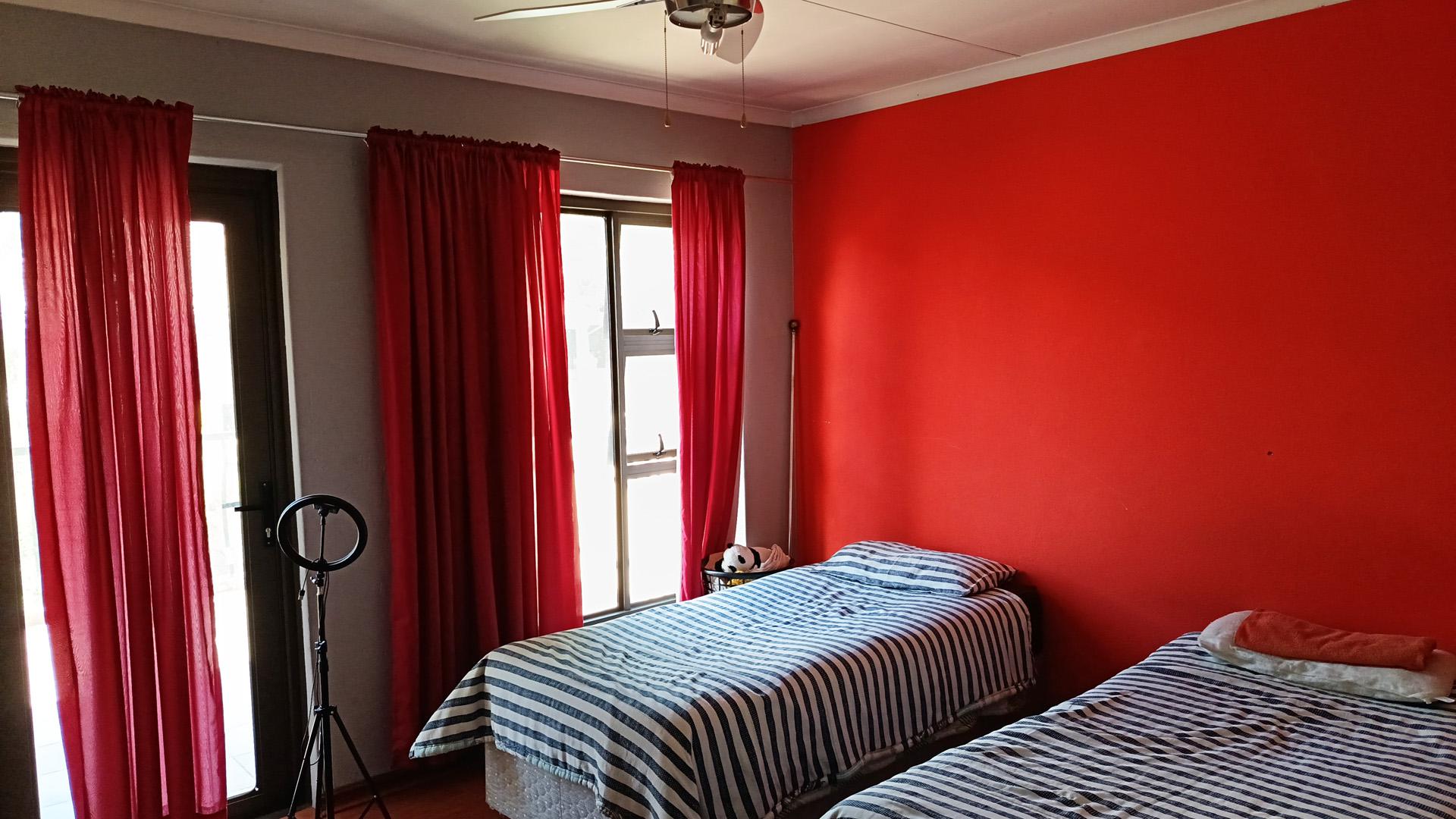 Bed Room 1 of property in Glen Erasmia Boulevard
