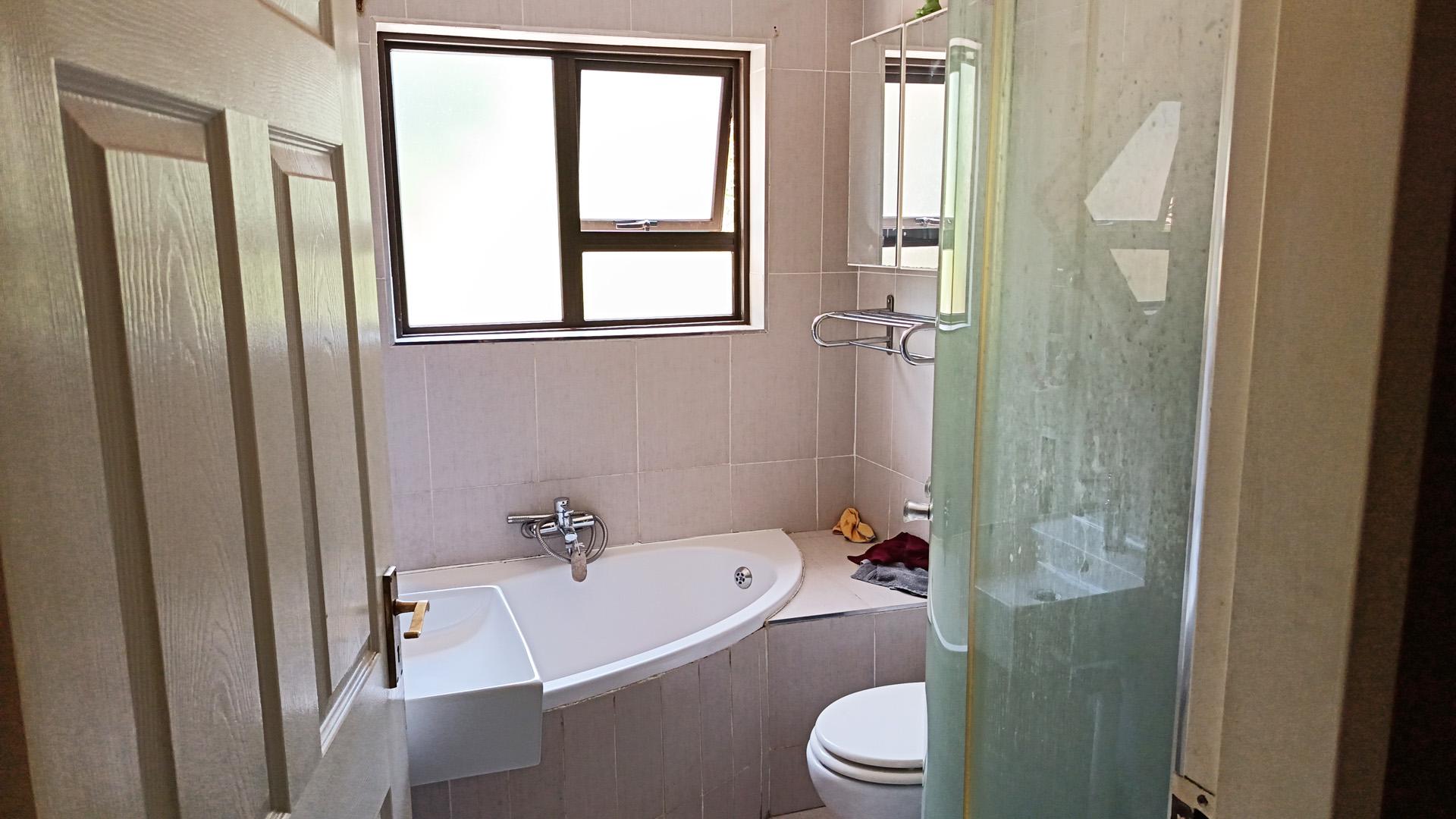 Bathroom 1 of property in Glen Erasmia Boulevard
