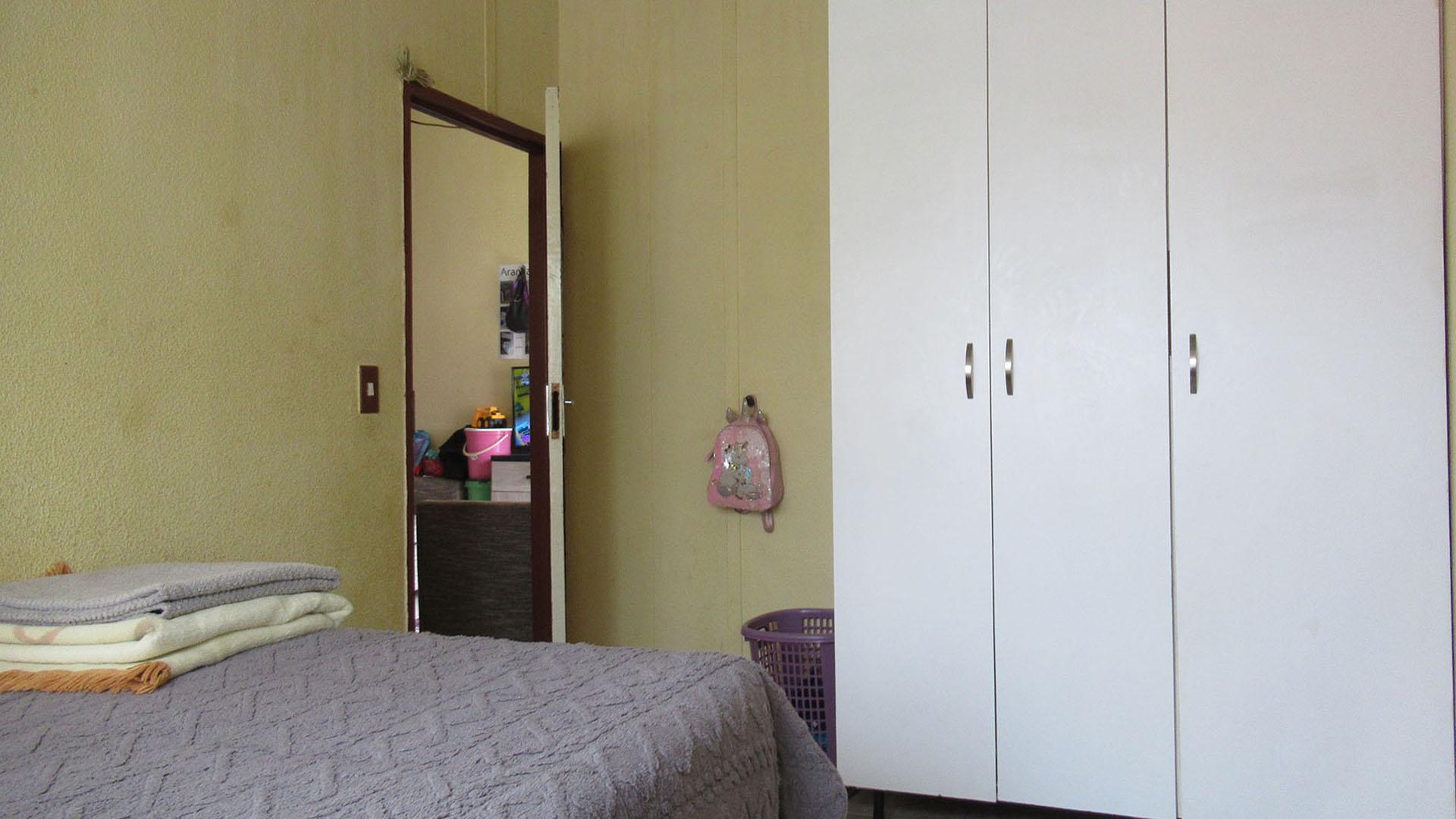 Main Bedroom of property in Naturena