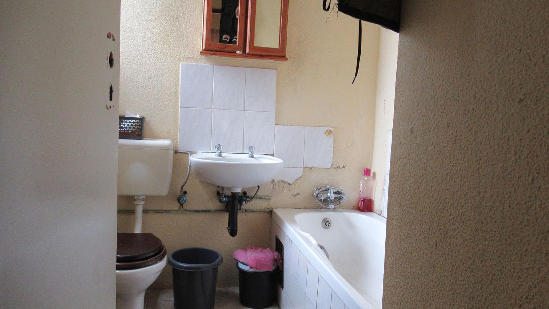 Bathroom 1 - 17 square meters of property in Naturena