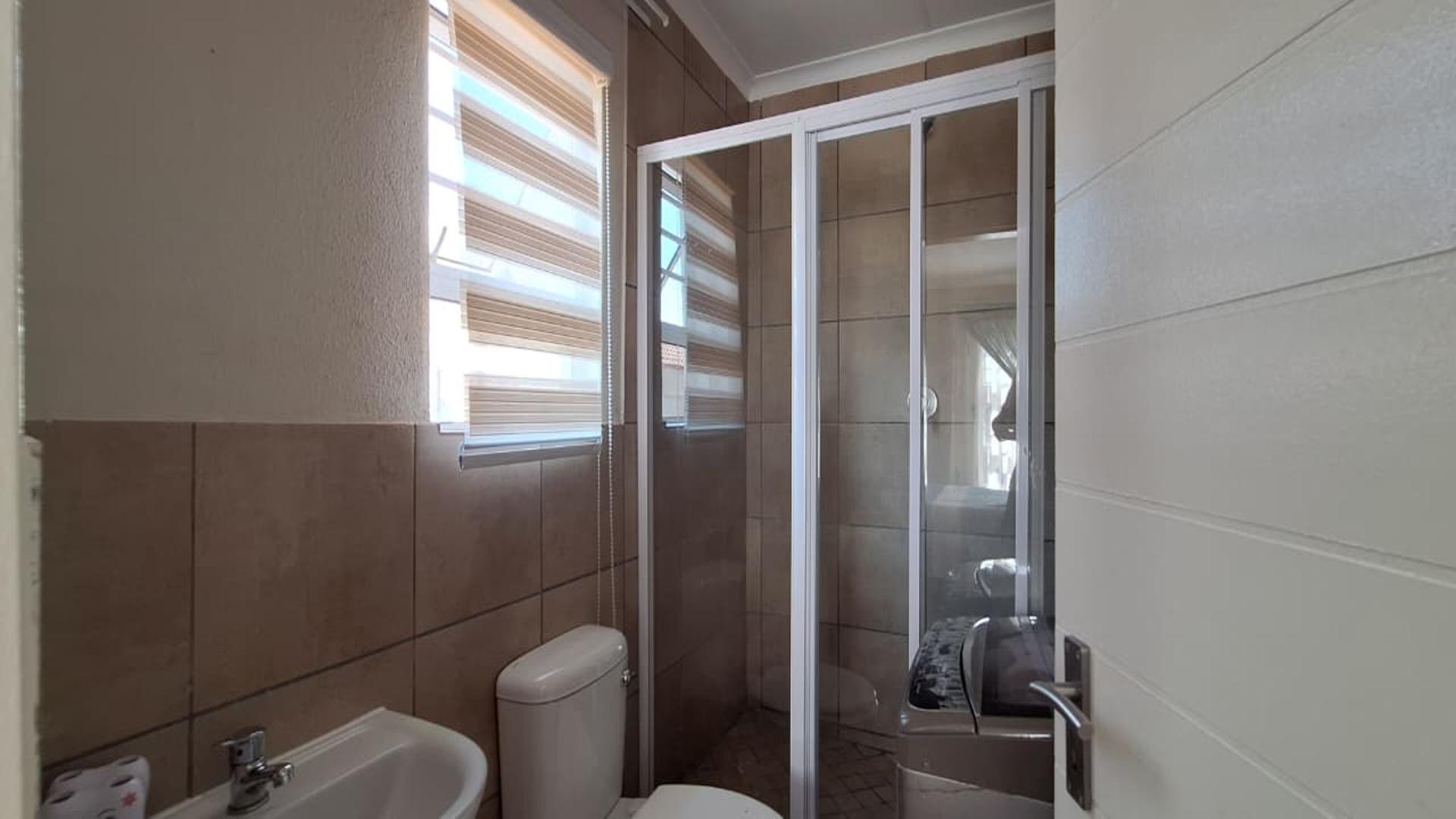 Main Bathroom - 4 square meters of property in Alliance
