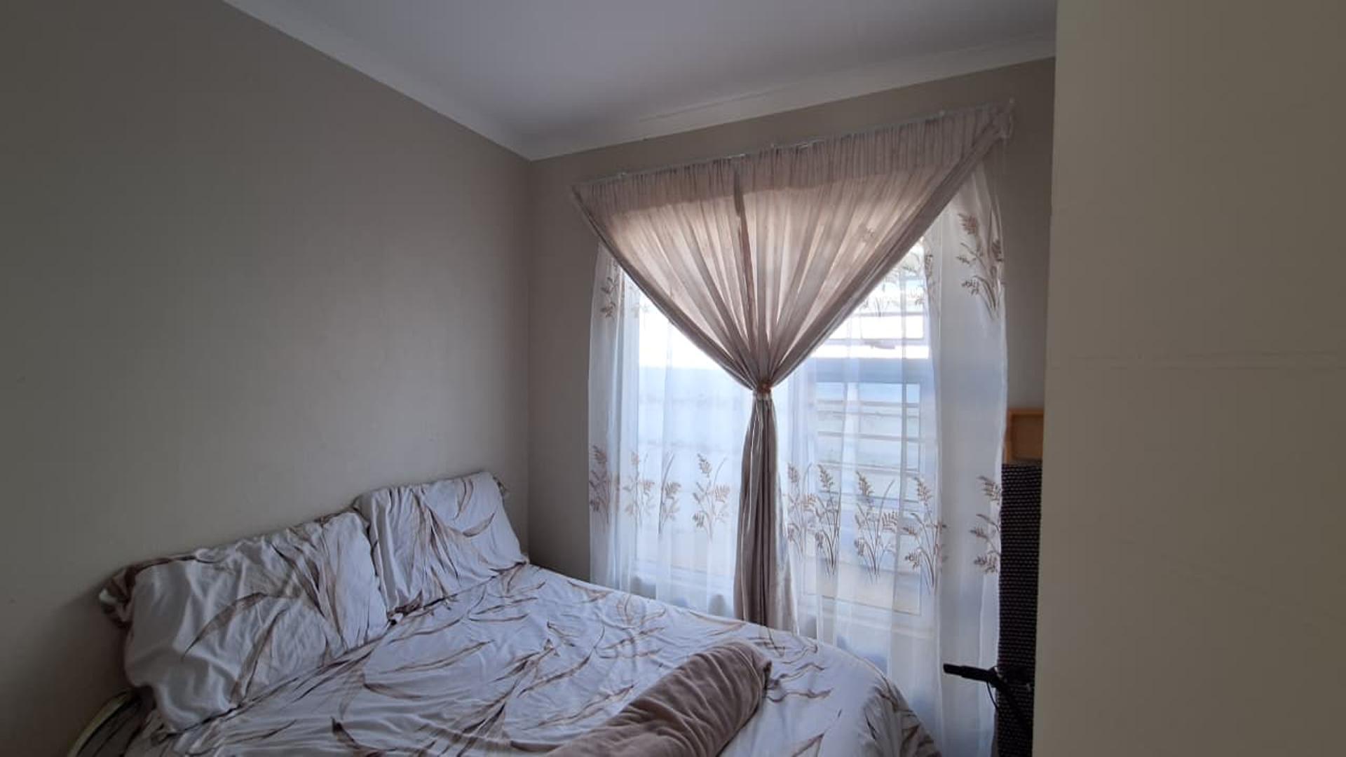 Bed Room 1 - 8 square meters of property in Alliance