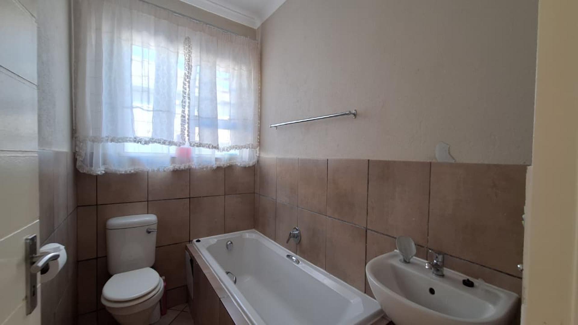 Bathroom 1 - 5 square meters of property in Alliance