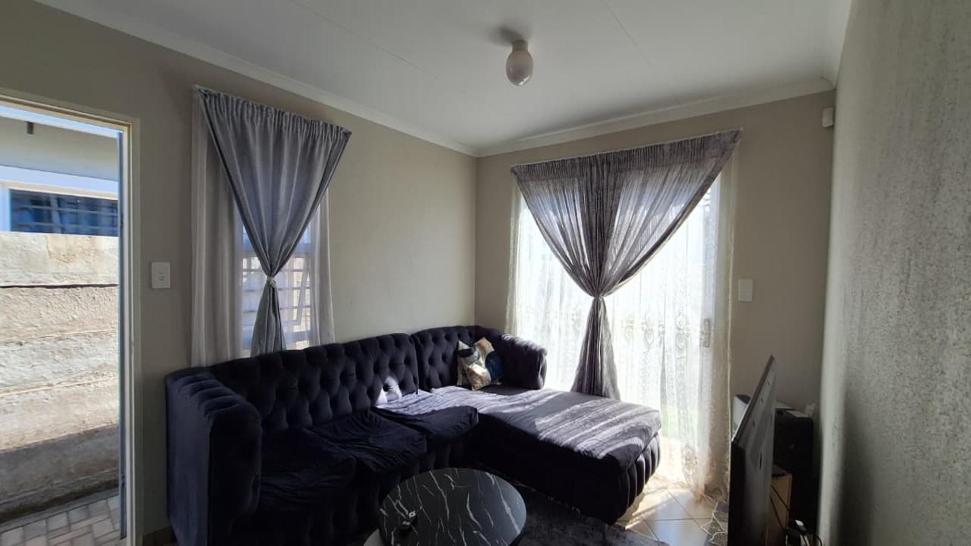 Lounges - 12 square meters of property in Alliance