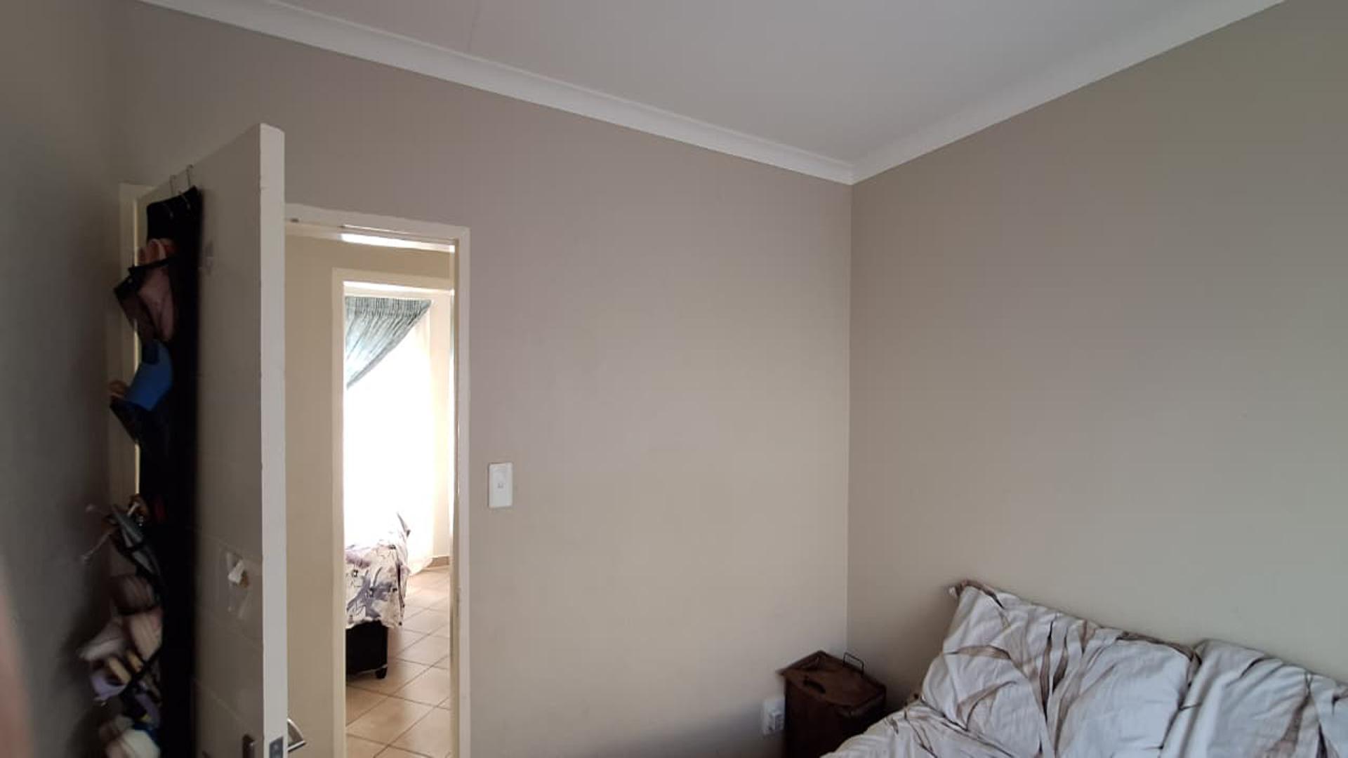 Bed Room 1 - 8 square meters of property in Alliance