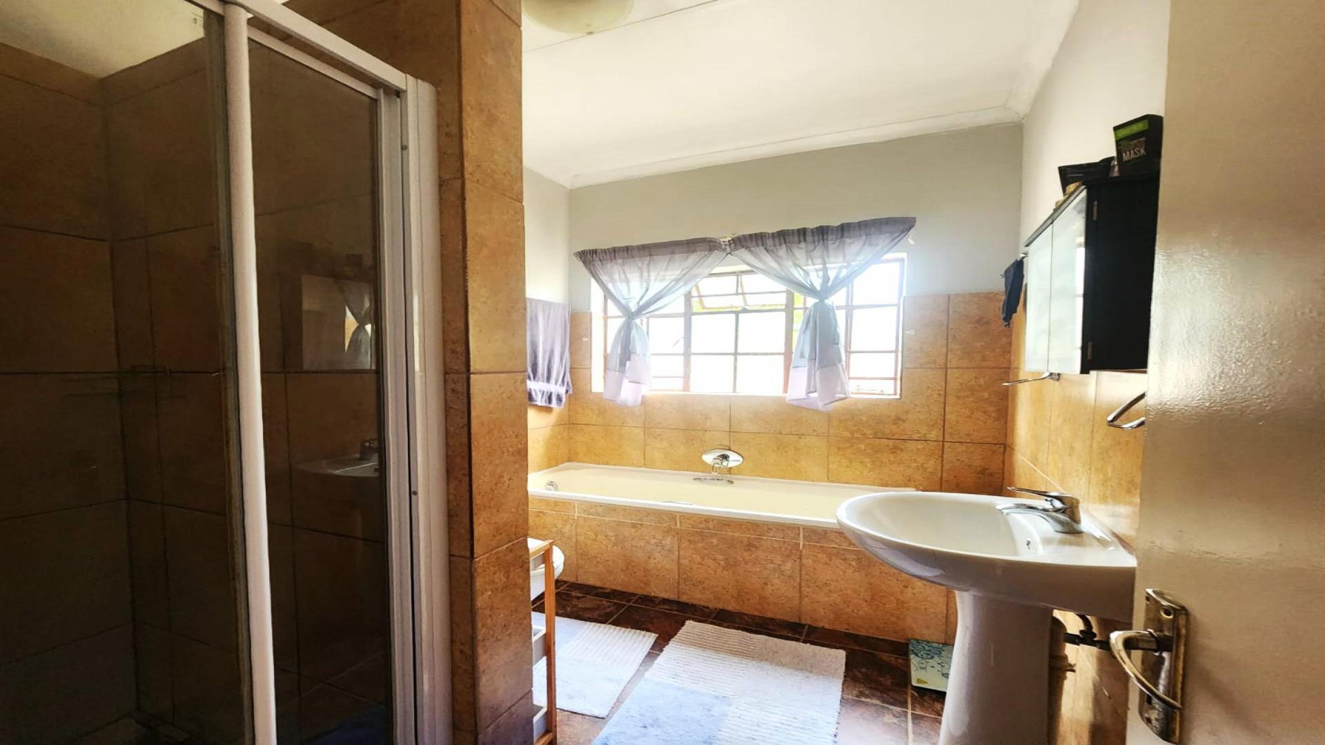 Main Bathroom of property in Lephalale (Ellisras)