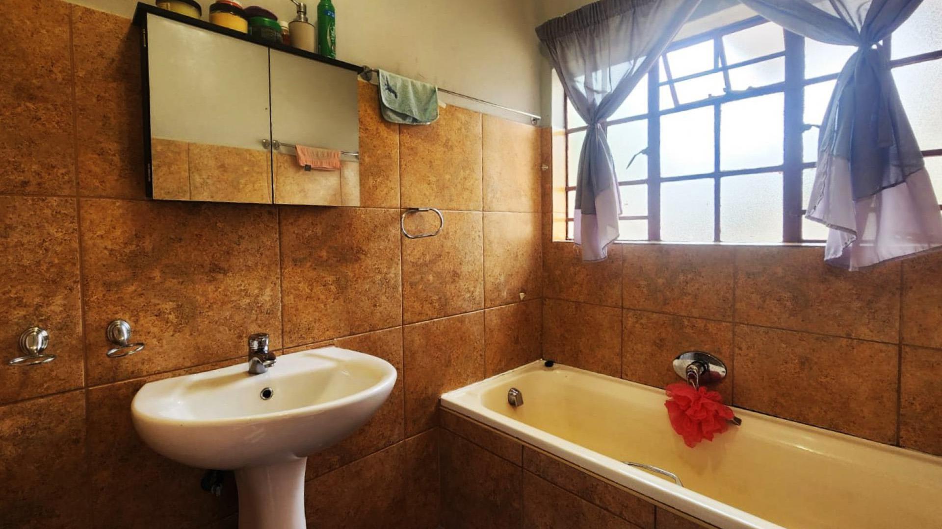 Bathroom 1 of property in Lephalale (Ellisras)
