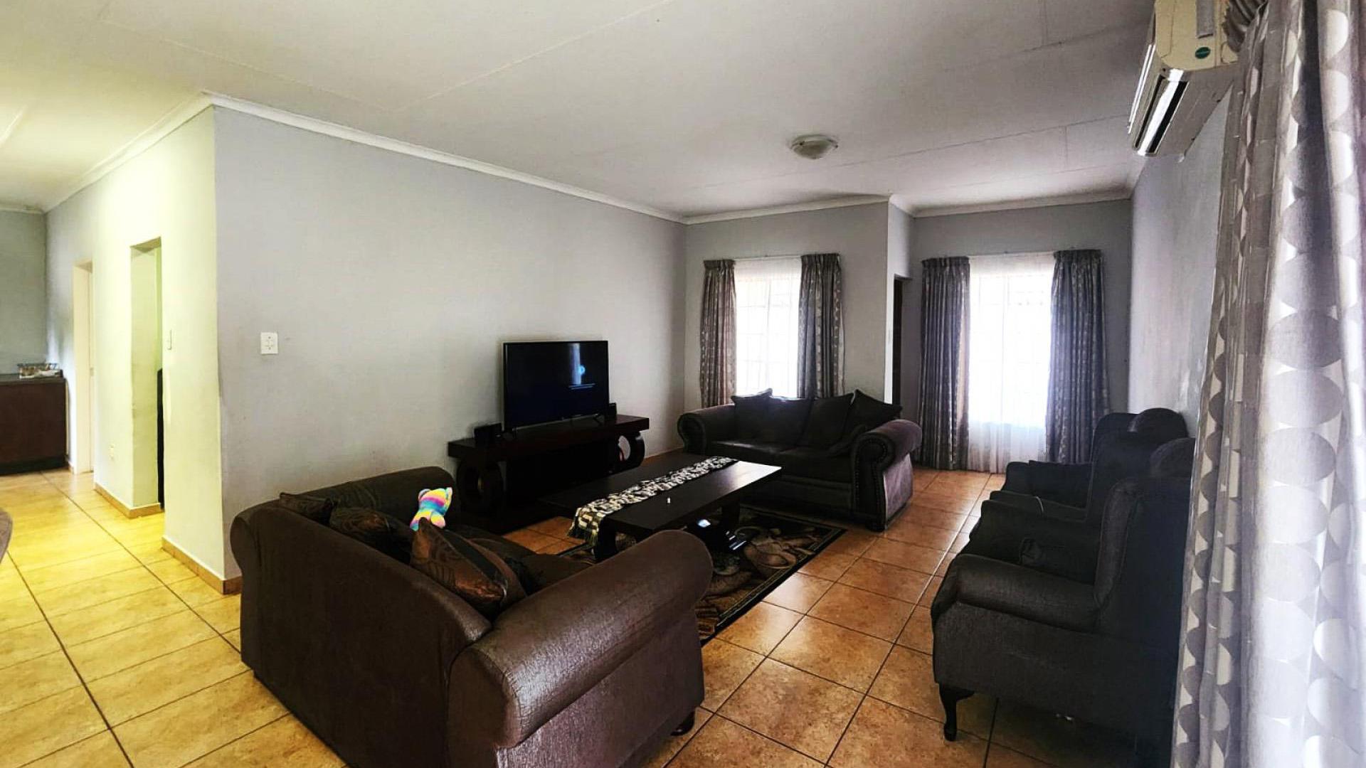Lounges of property in Lephalale (Ellisras)