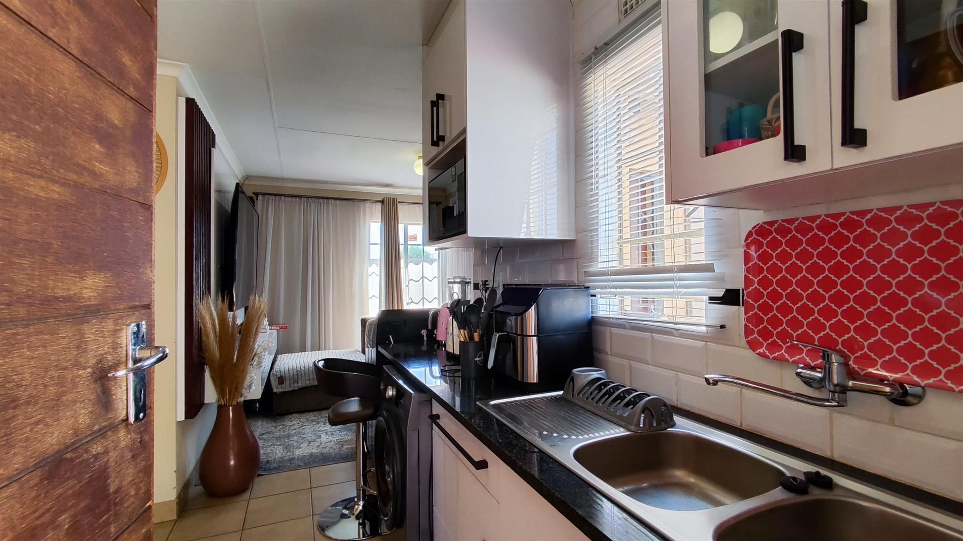 Kitchen - 8 square meters of property in Palm Ridge