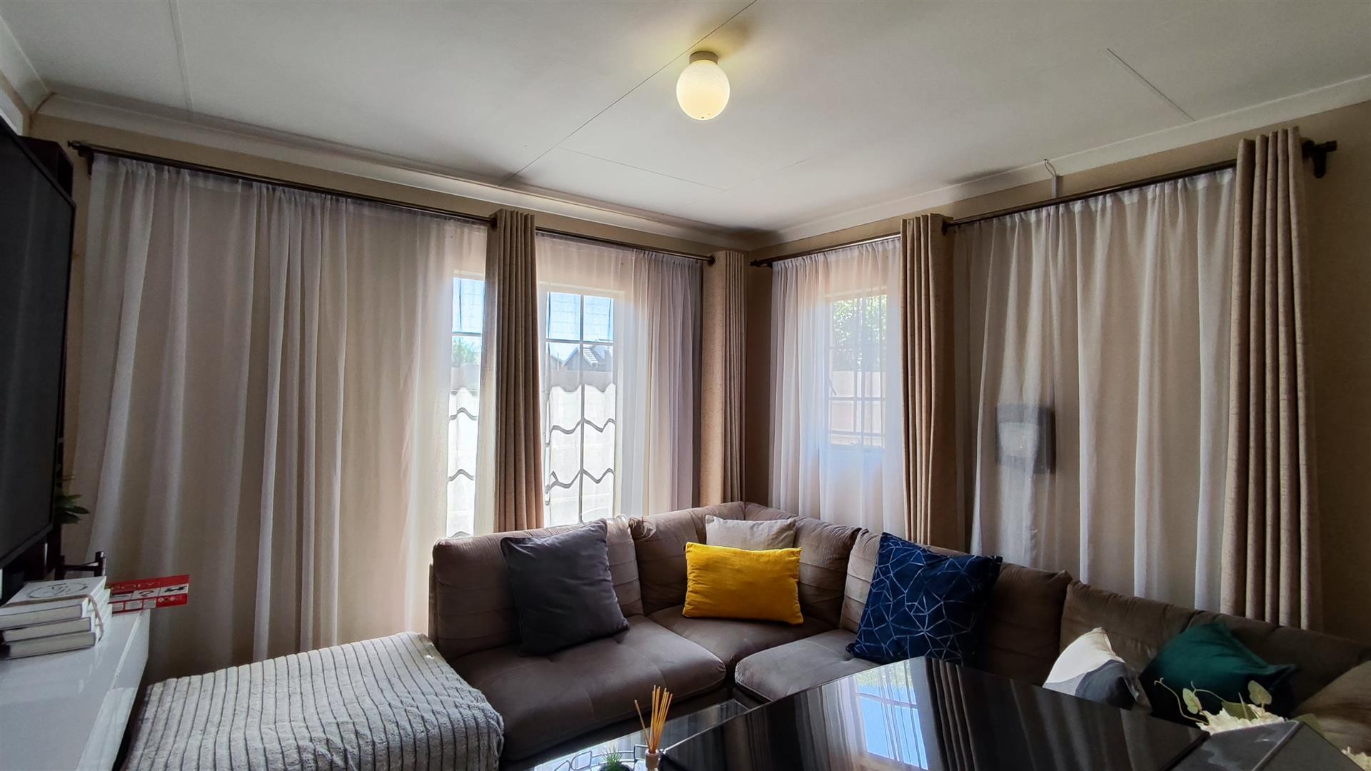 Lounges - 12 square meters of property in Palm Ridge