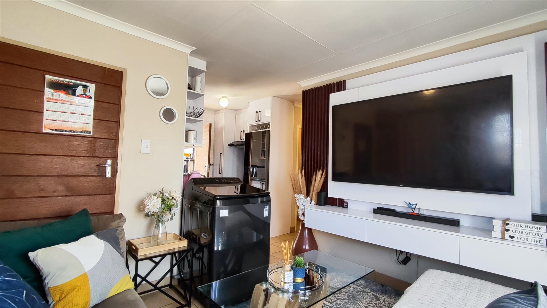 Lounges - 12 square meters of property in Palm Ridge