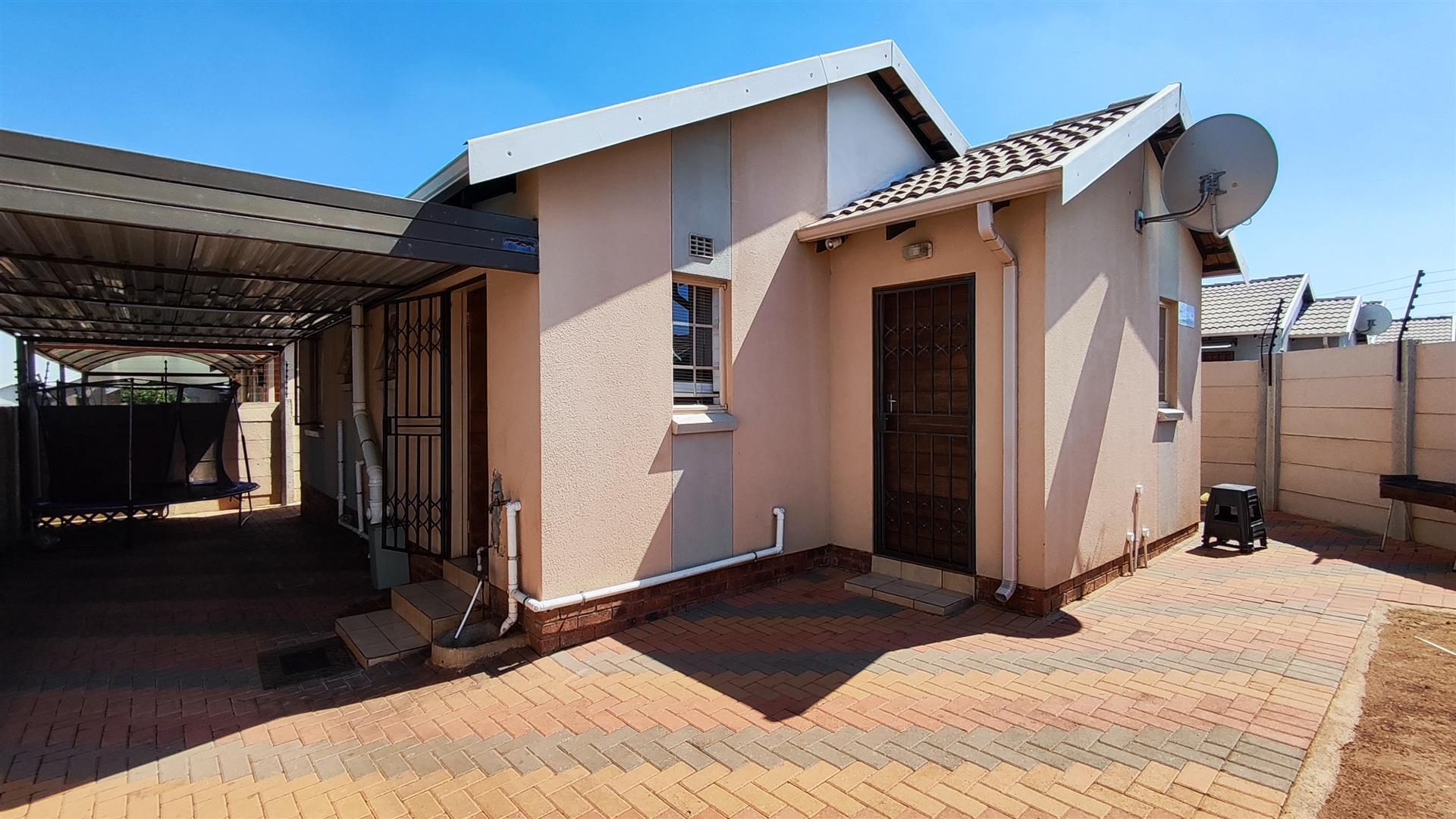 Front View of property in Palm Ridge