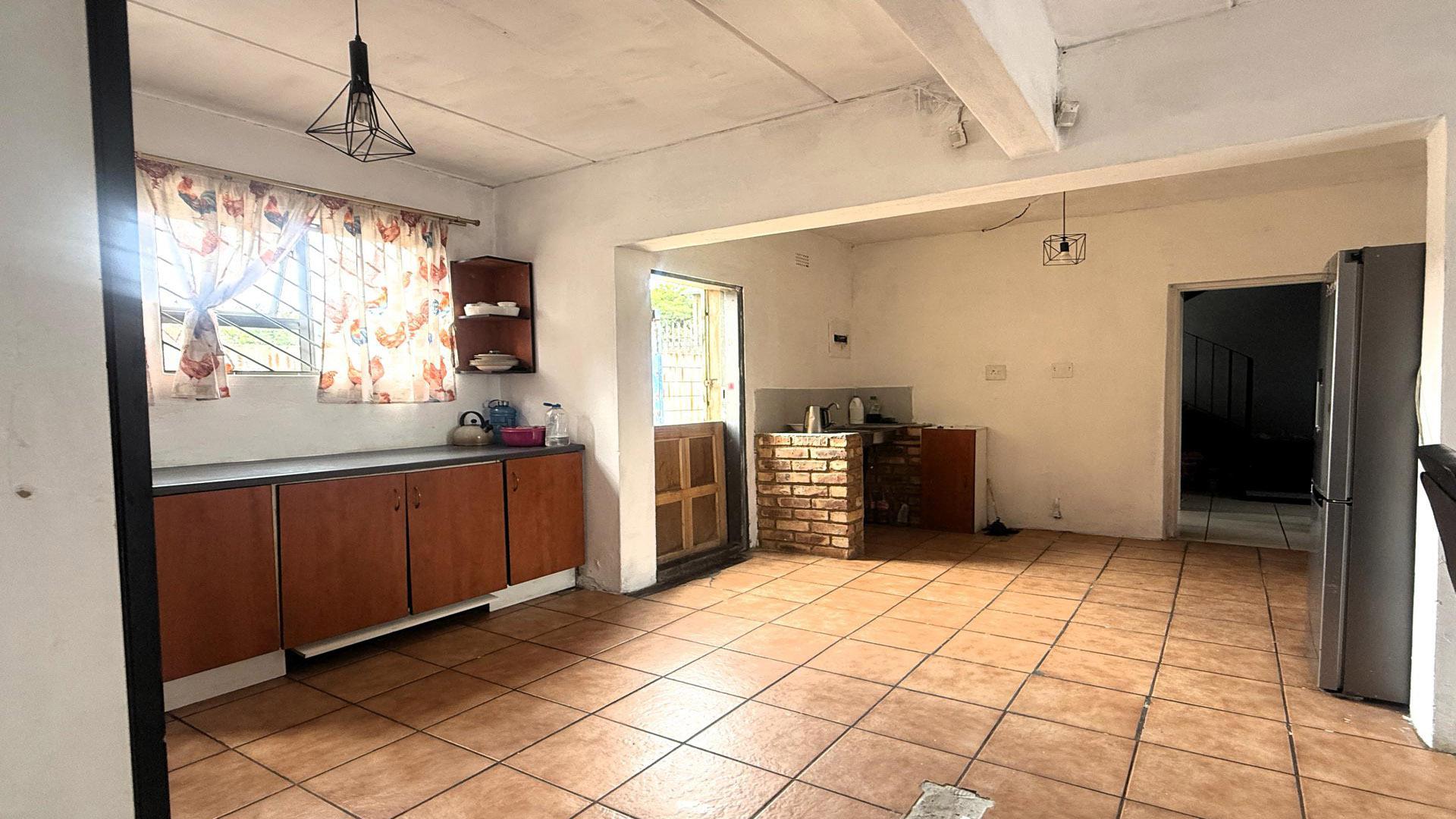 Kitchen of property in Crown Gardens