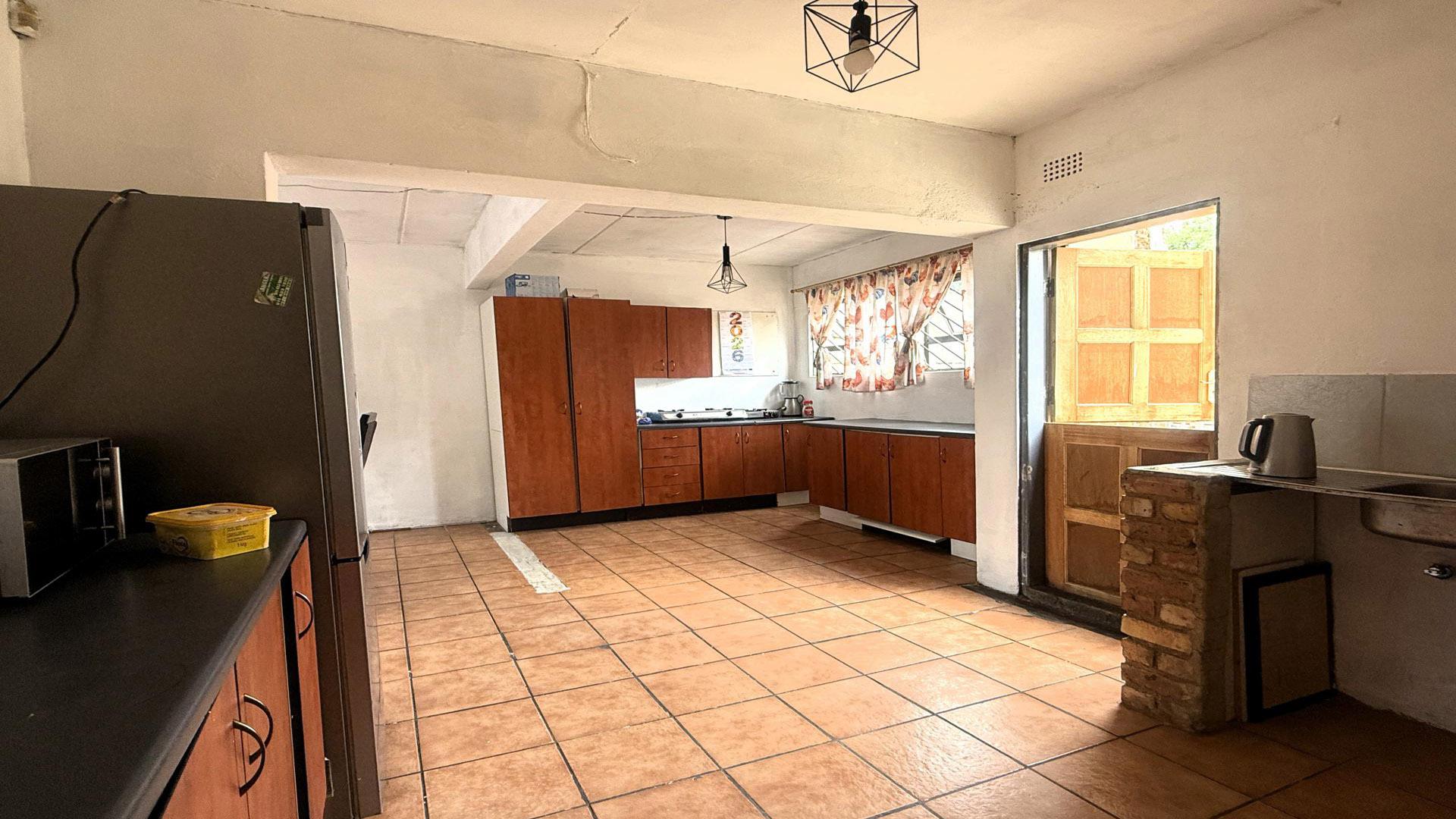 Kitchen of property in Crown Gardens