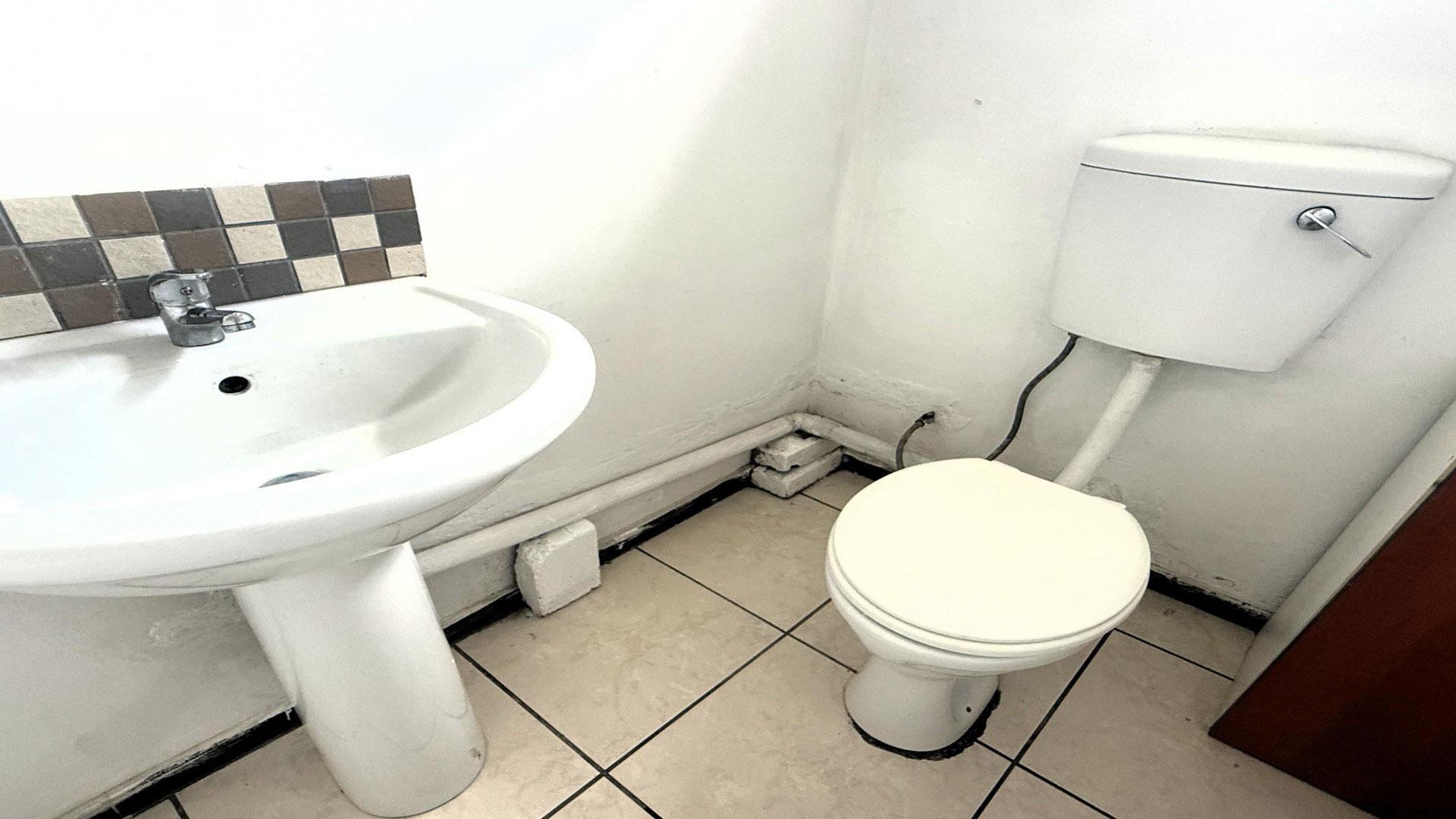 Bathroom 1 of property in Crown Gardens