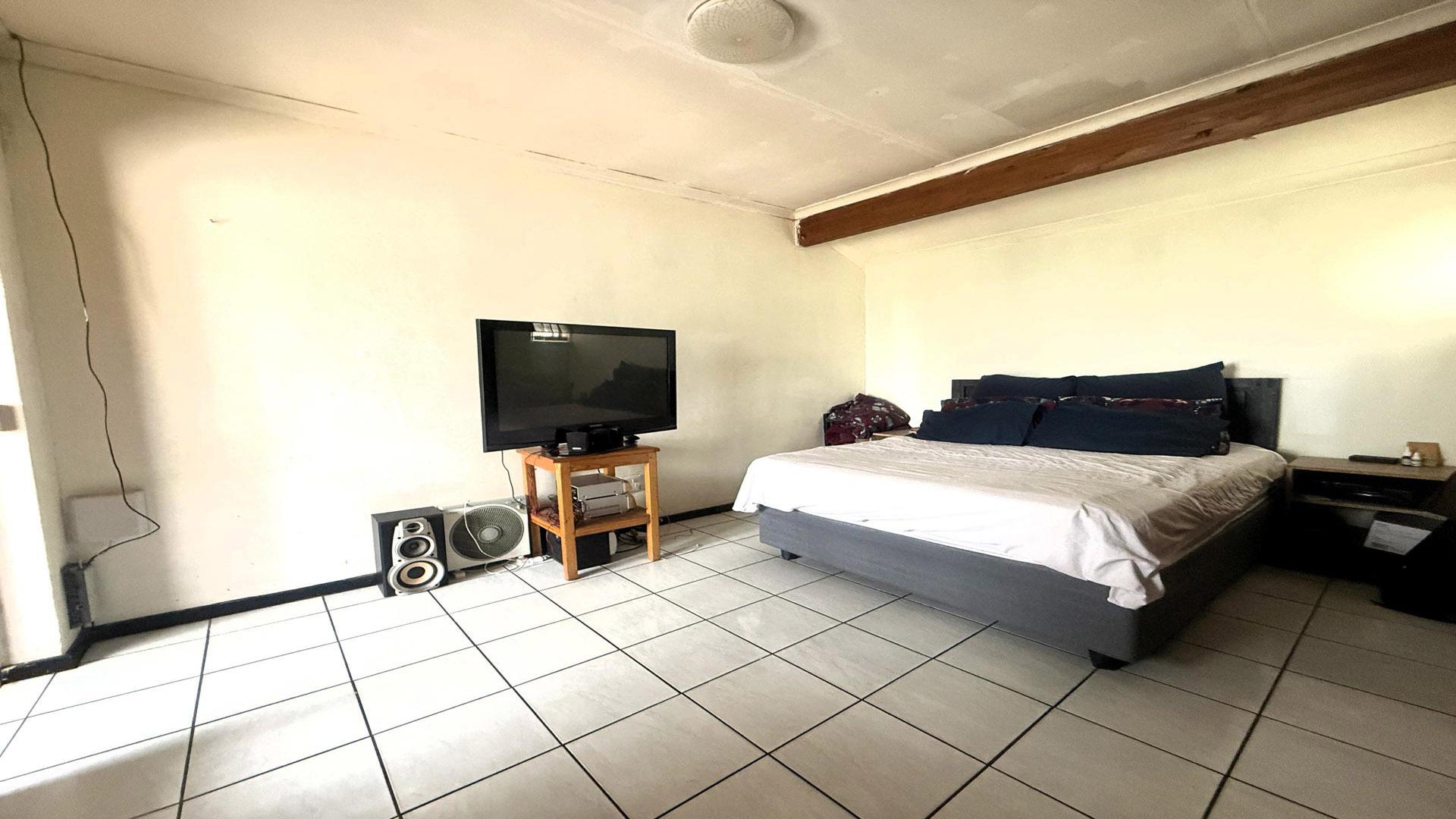 Bed Room 2 of property in Crown Gardens