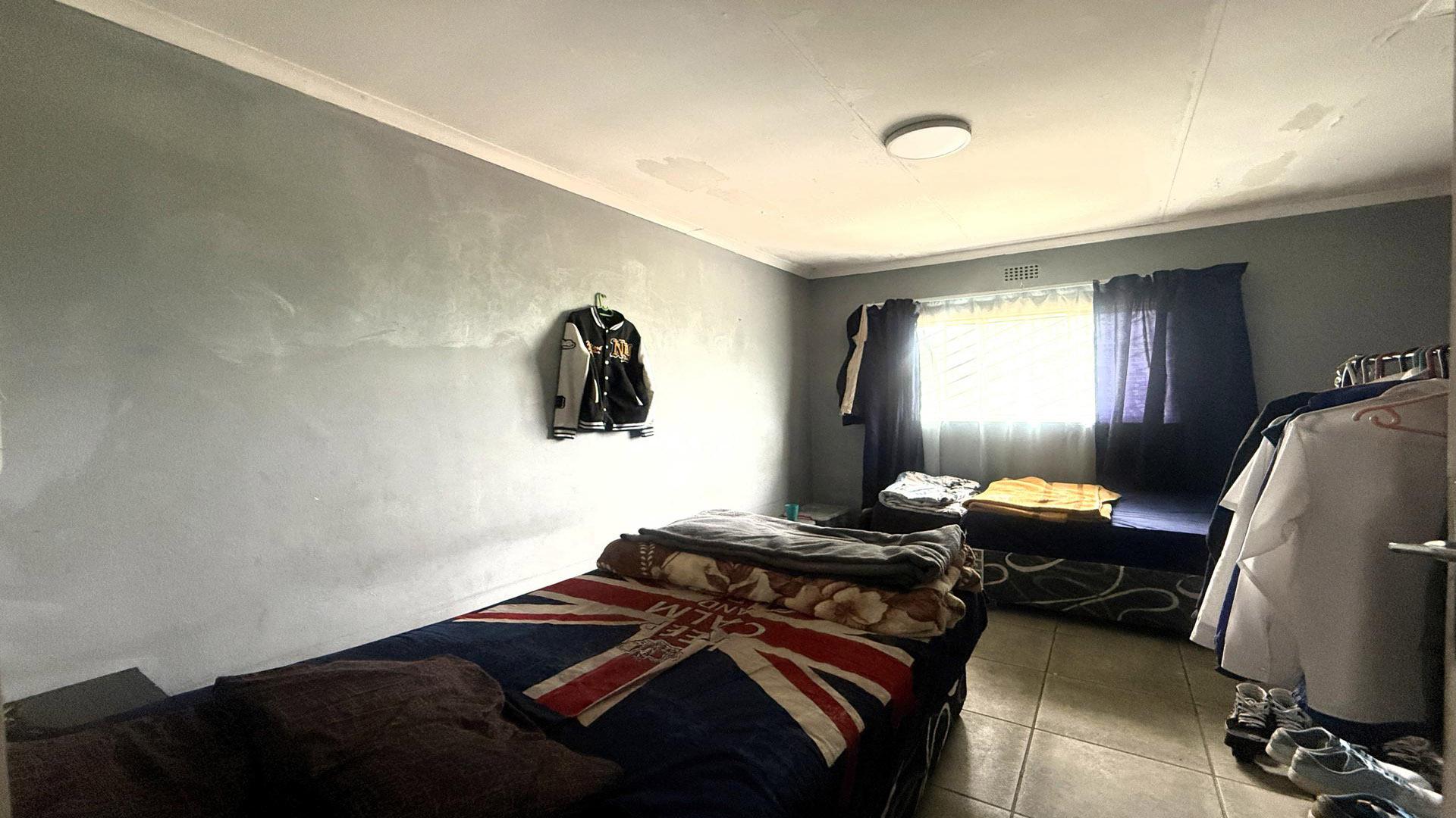 Bed Room 3 of property in Crown Gardens