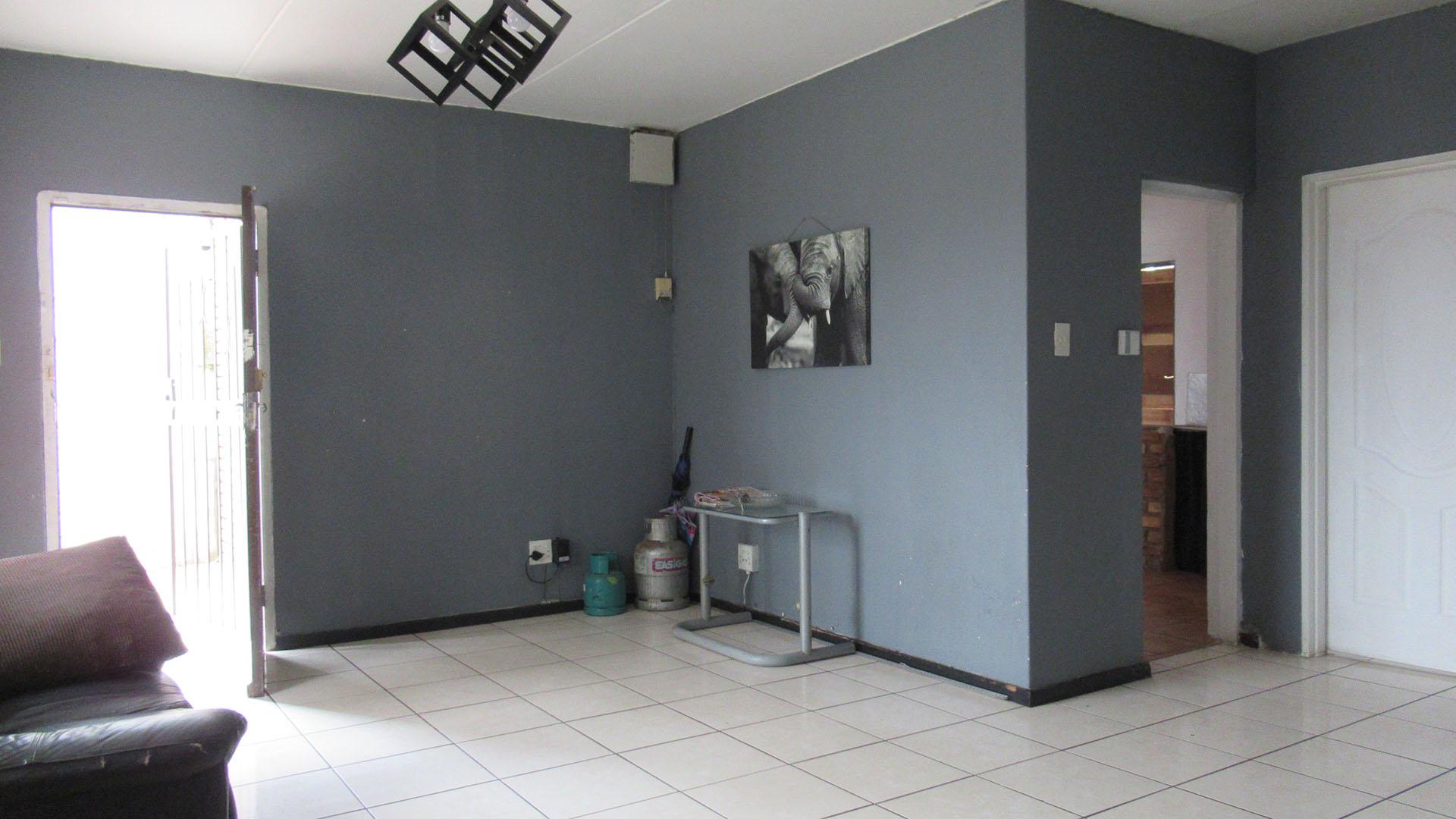 Lounges - 27 square meters of property in Crown Gardens