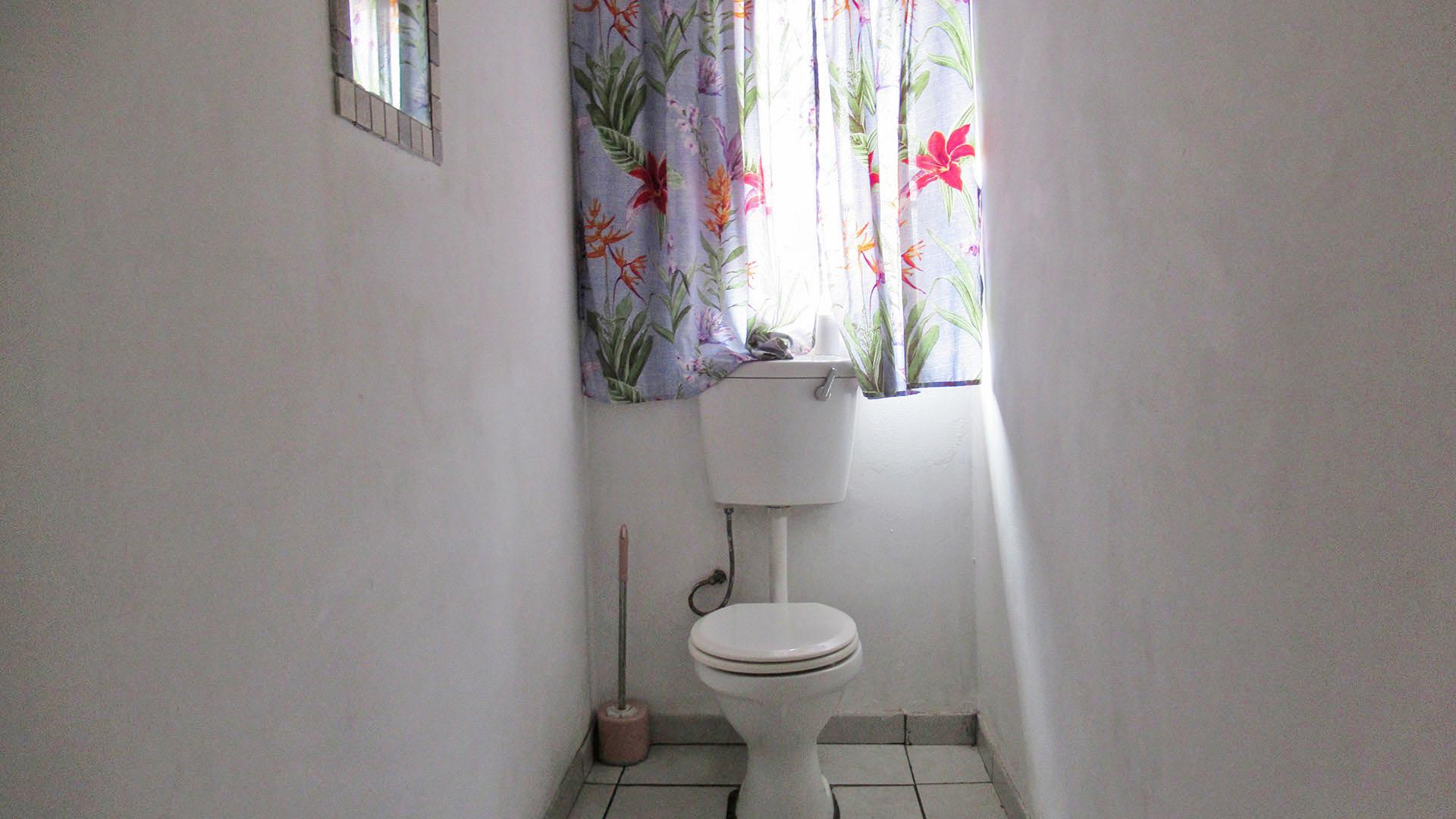 Bathroom 2 - 3 square meters of property in Crown Gardens