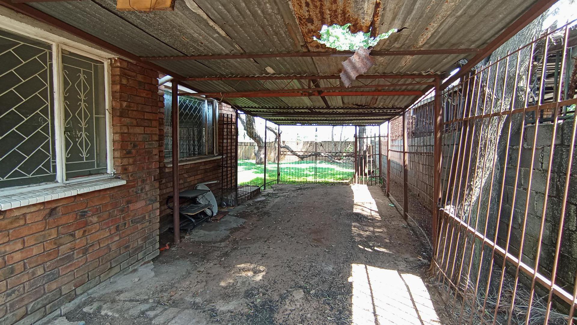 Carport  - 34 square meters of property in Mabopane