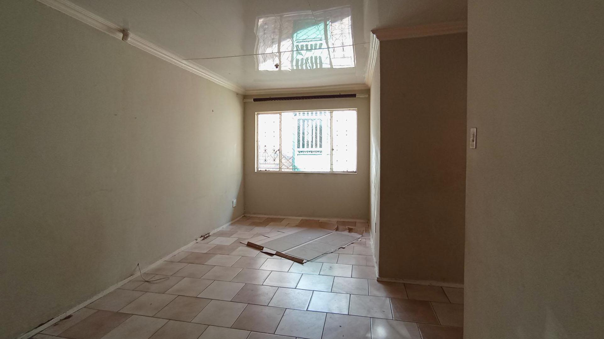 Lounges - 19 square meters of property in Mabopane