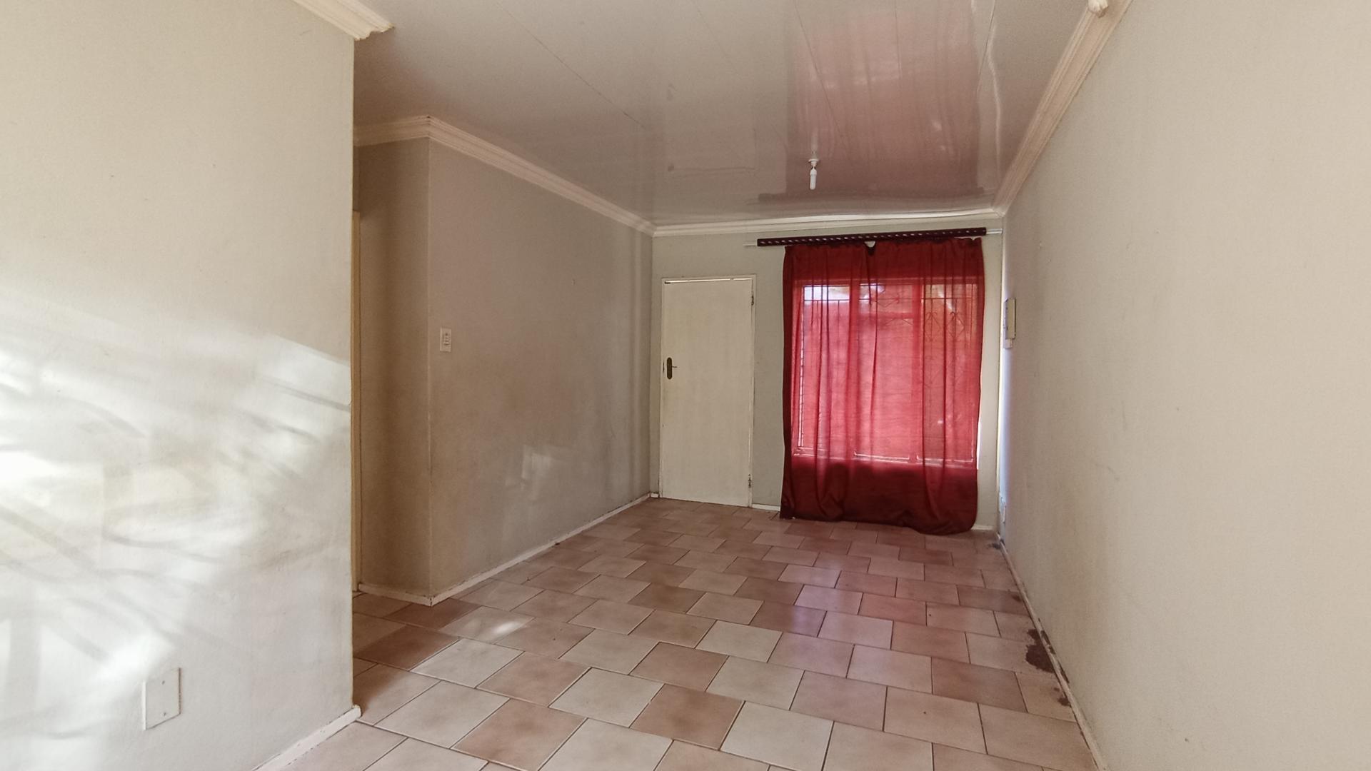 Lounges - 19 square meters of property in Mabopane