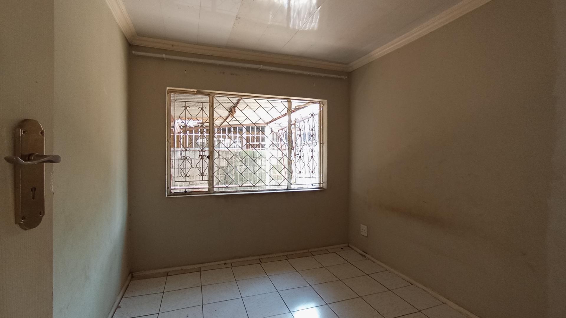 Bed Room 1 - 10 square meters of property in Mabopane