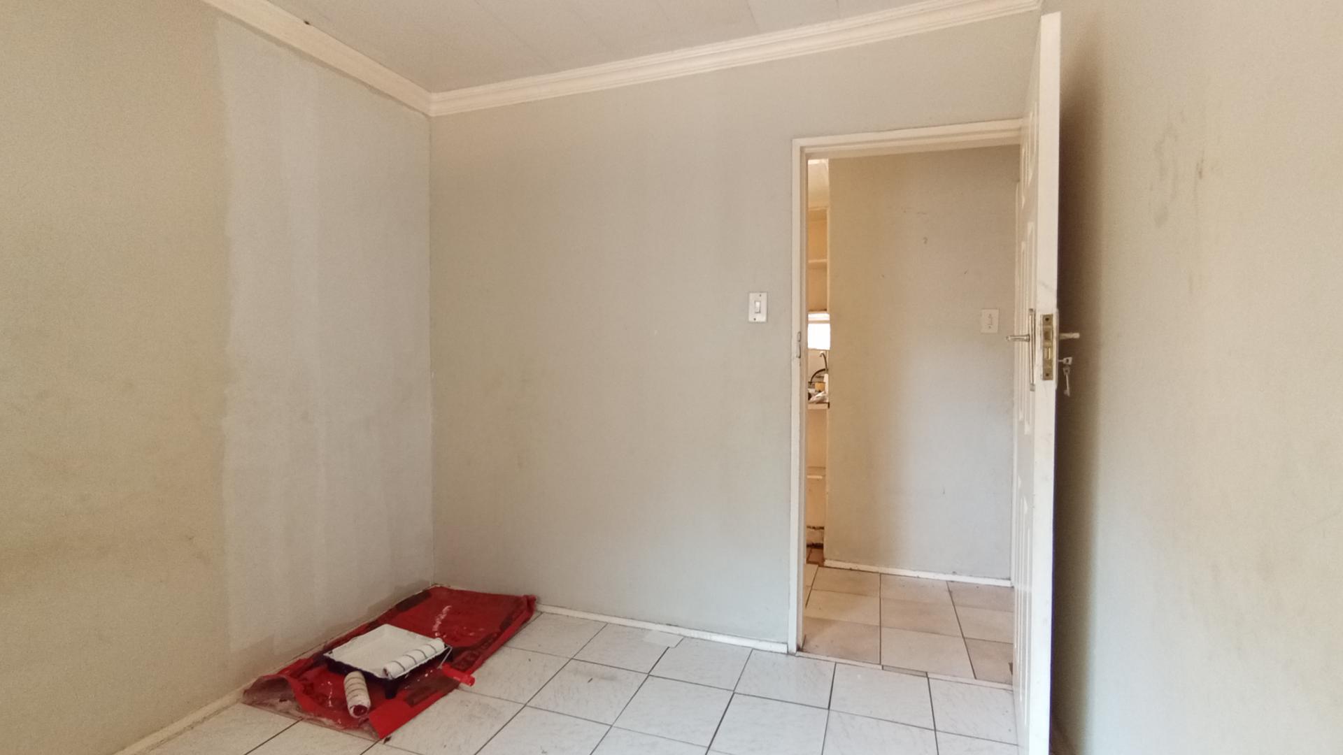 Bed Room 1 - 10 square meters of property in Mabopane