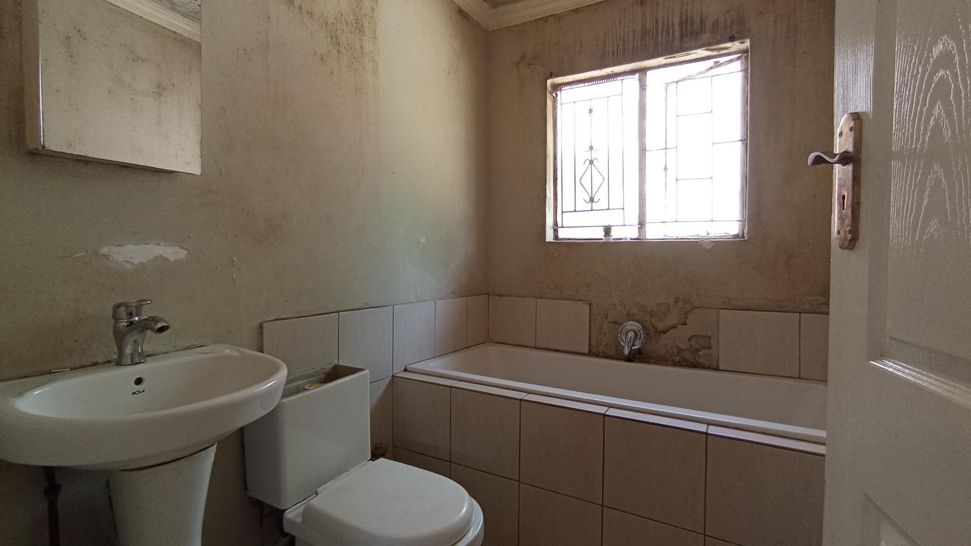 Bathroom 1 - 5 square meters of property in Mabopane