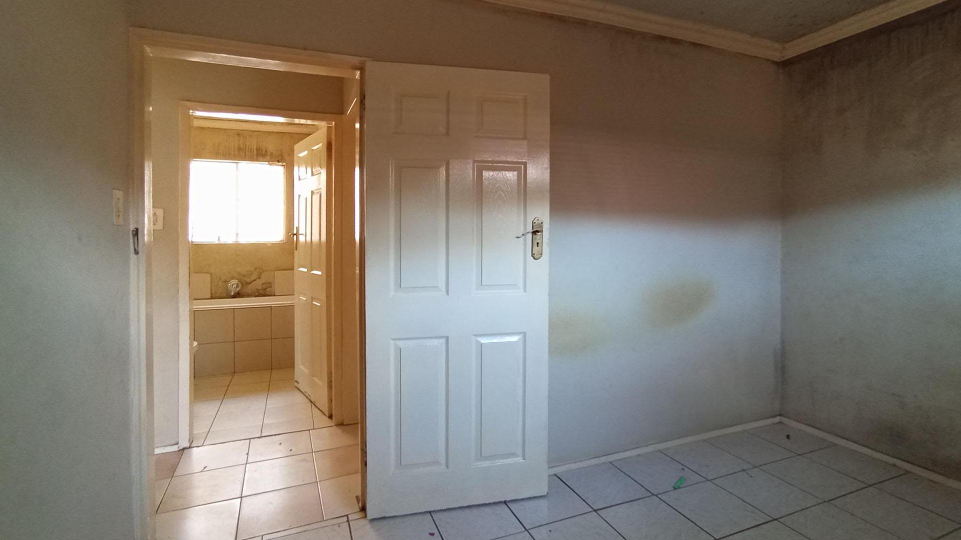 Bed Room 2 - 10 square meters of property in Mabopane