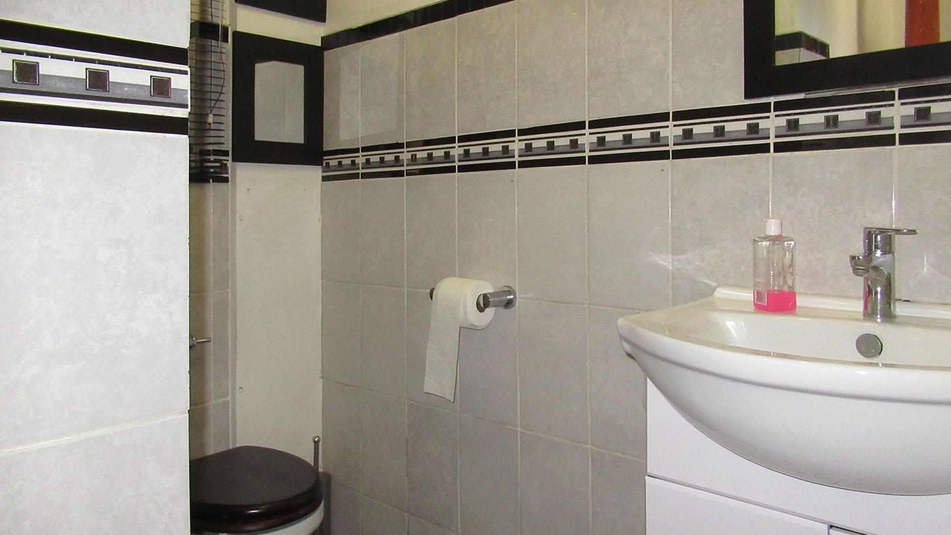 Bathroom 1 - 4 square meters of property in Corlett Gardens