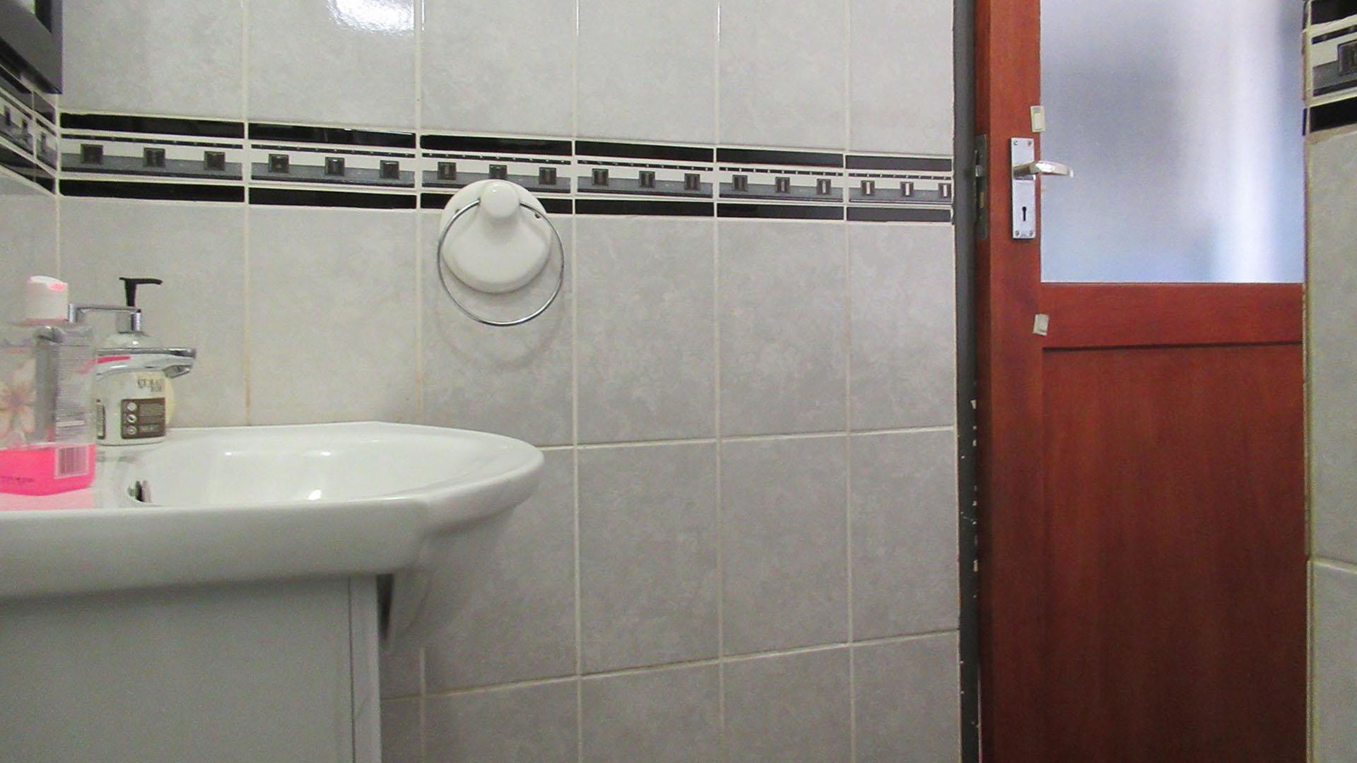 Bathroom 1 - 4 square meters of property in Corlett Gardens