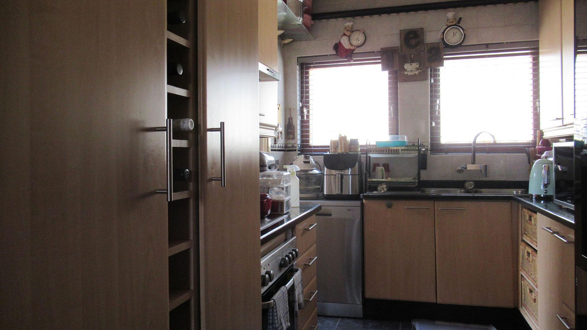 Kitchen - 8 square meters of property in Corlett Gardens