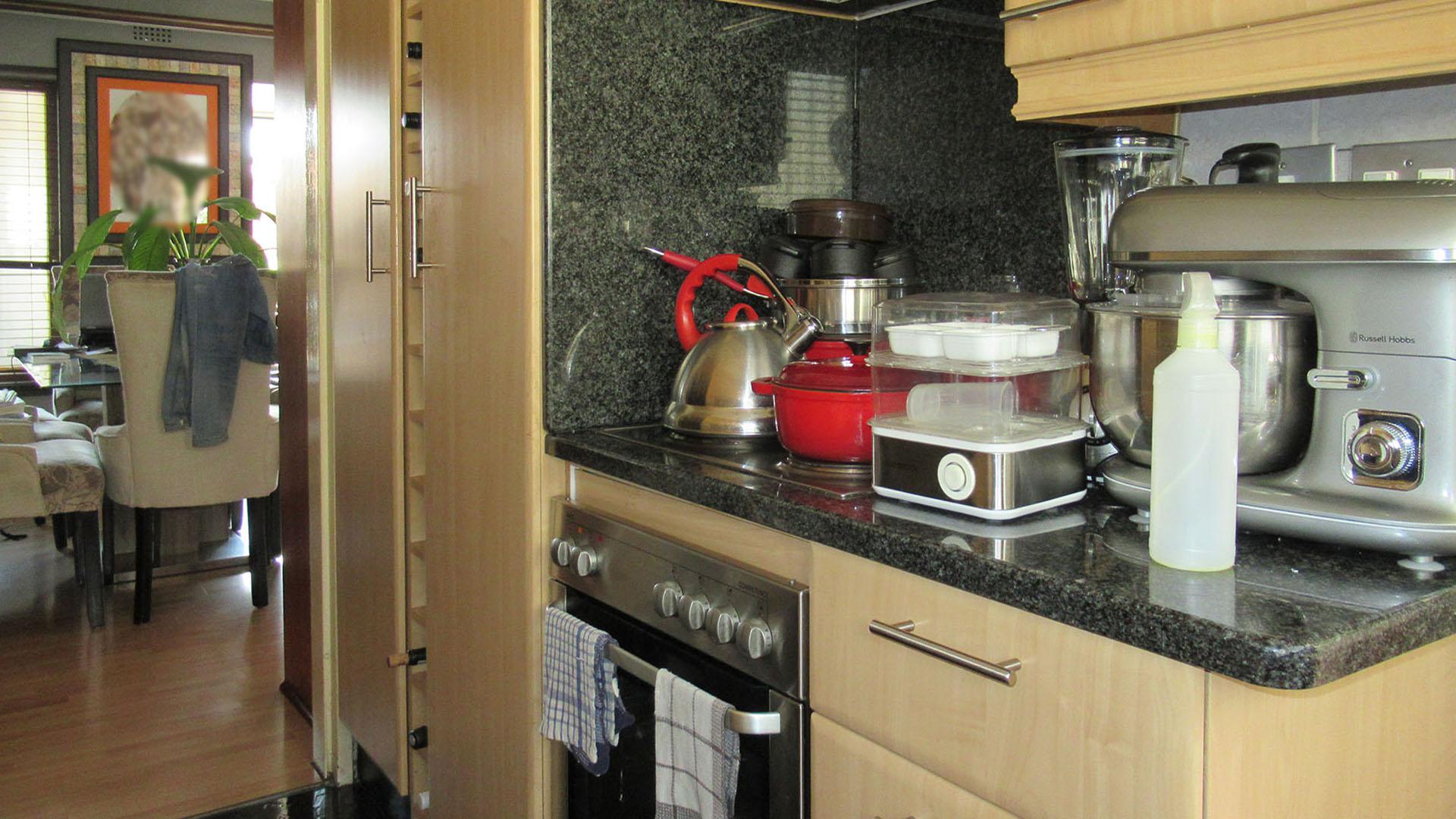 Kitchen - 8 square meters of property in Corlett Gardens