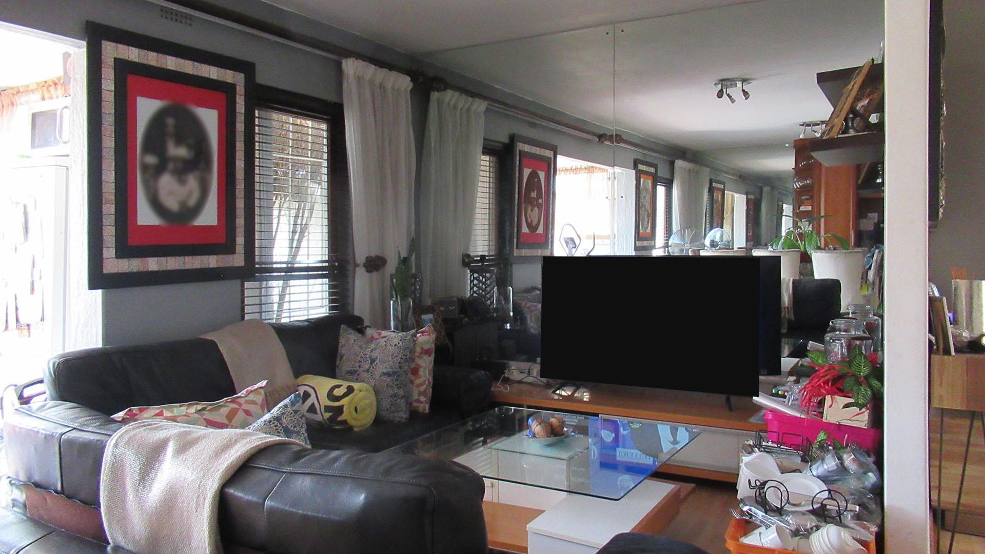 Lounges - 26 square meters of property in Corlett Gardens