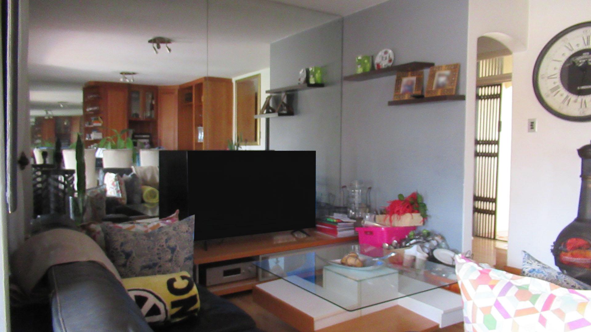 Lounges - 26 square meters of property in Corlett Gardens