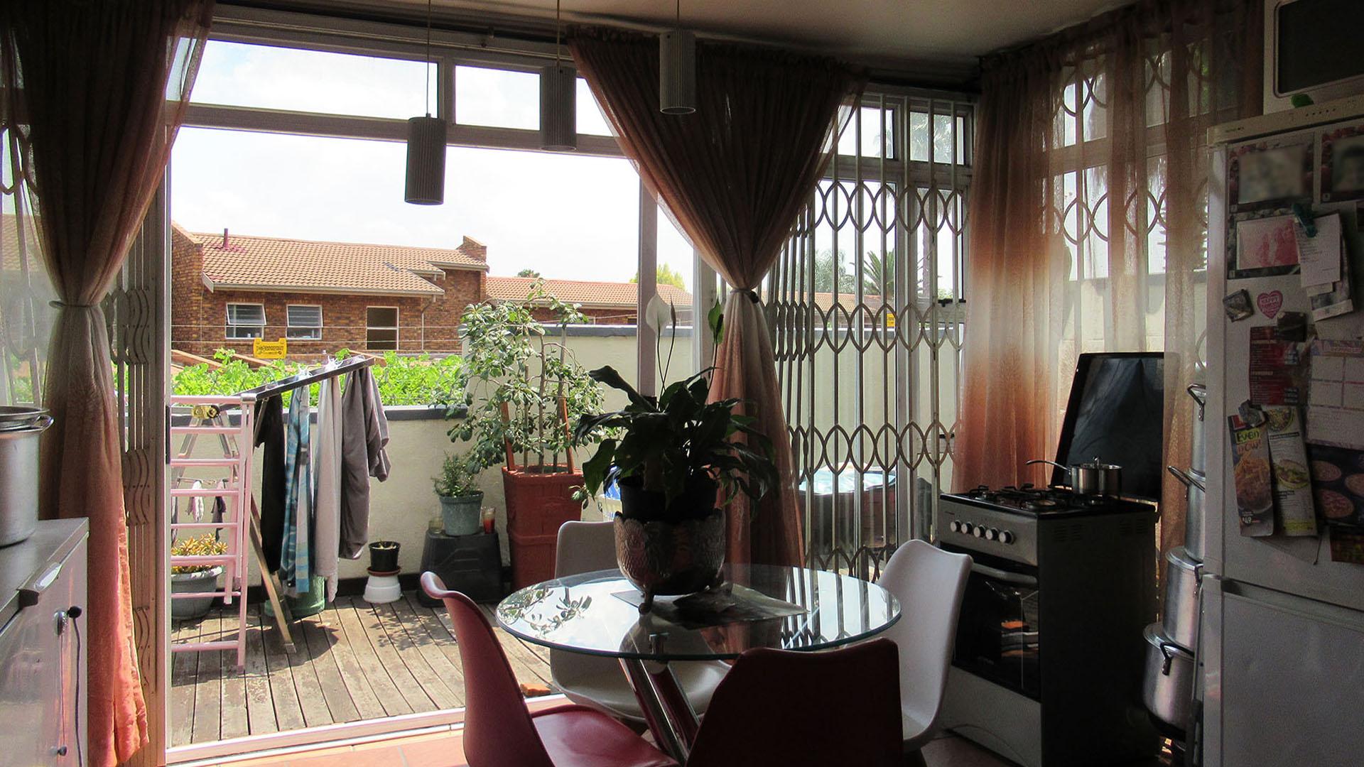 Lounges - 26 square meters of property in Corlett Gardens