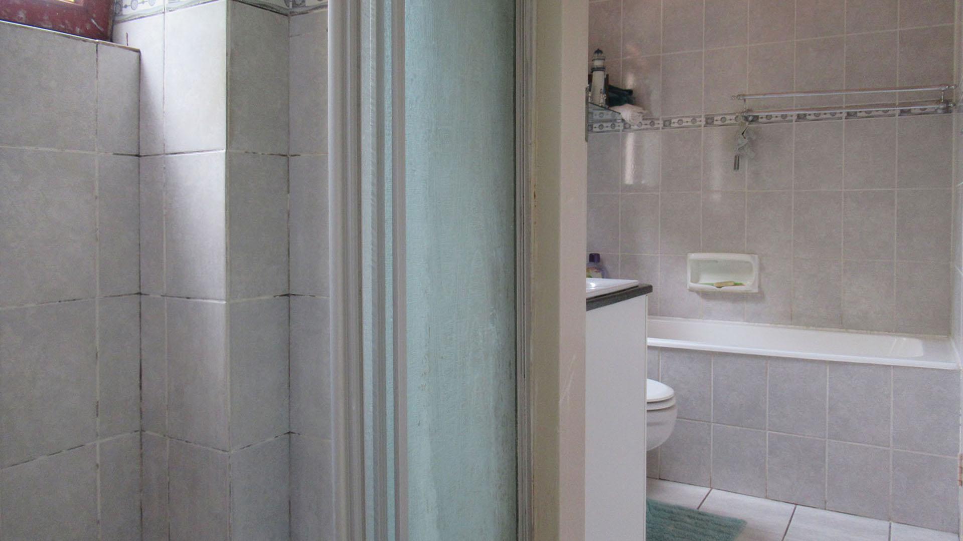 Bathroom 2 - 6 square meters of property in Corlett Gardens