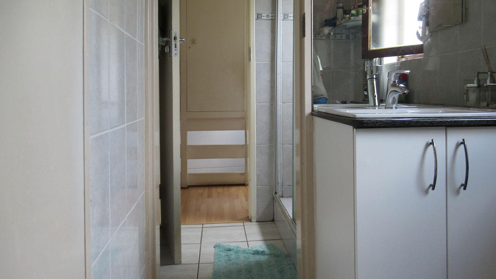 Bathroom 2 - 6 square meters of property in Corlett Gardens