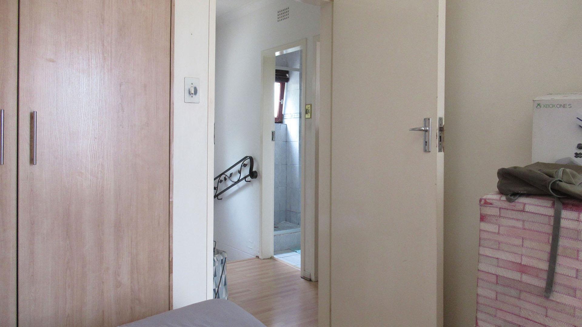 Bed Room 2 - 11 square meters of property in Corlett Gardens