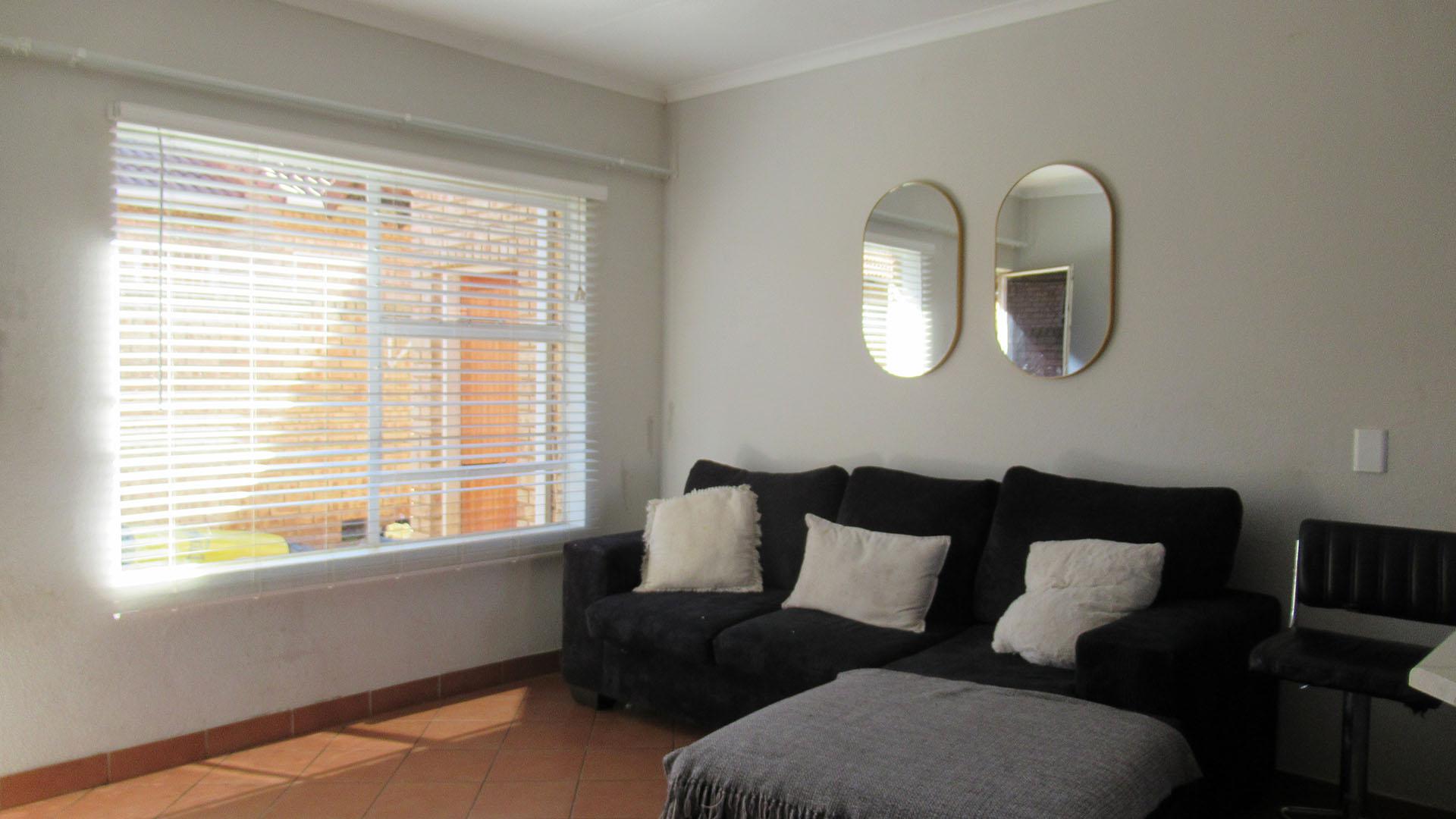 Lounges - 18 square meters of property in Groblerpark