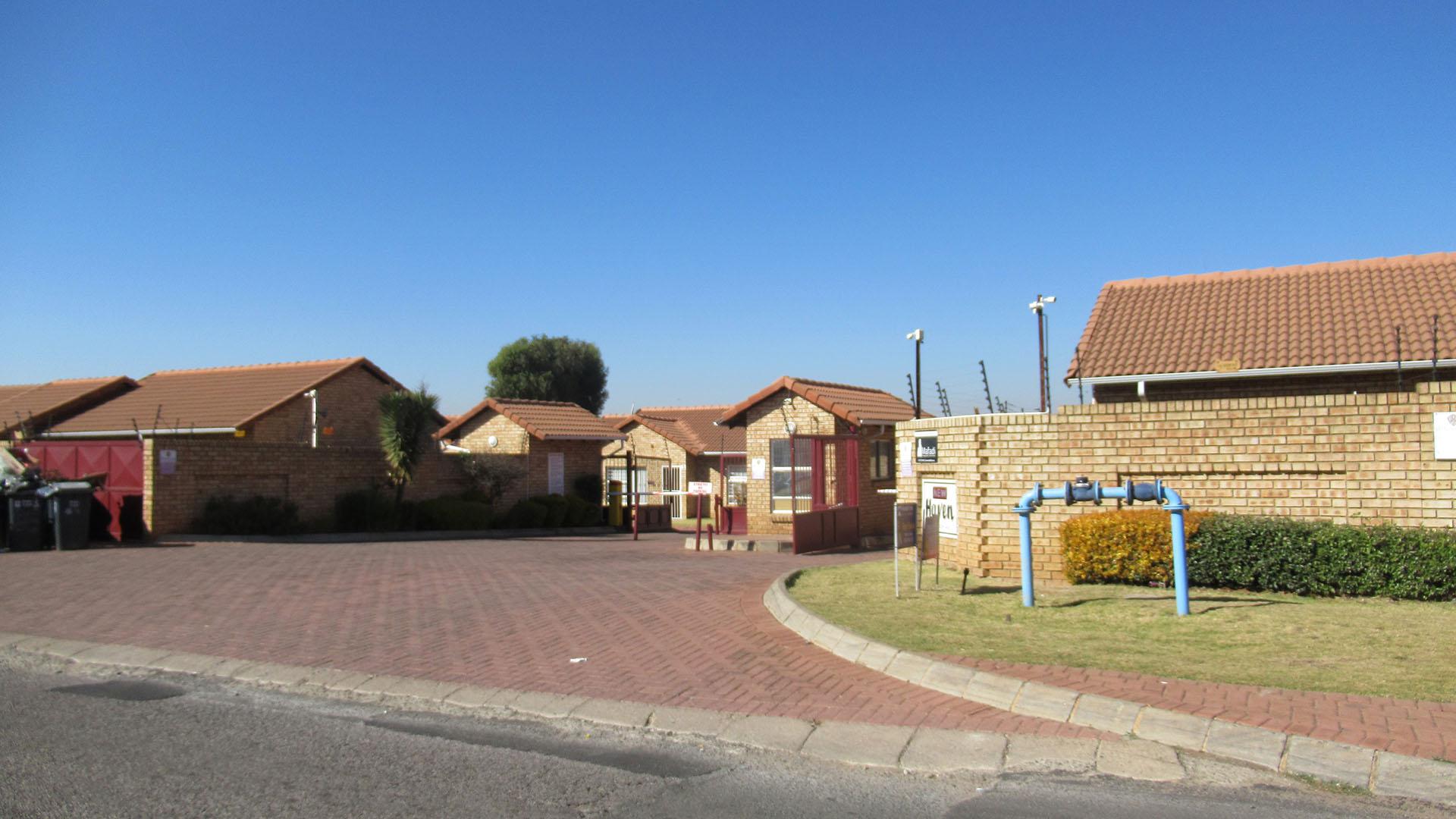 Front View of property in Groblerpark