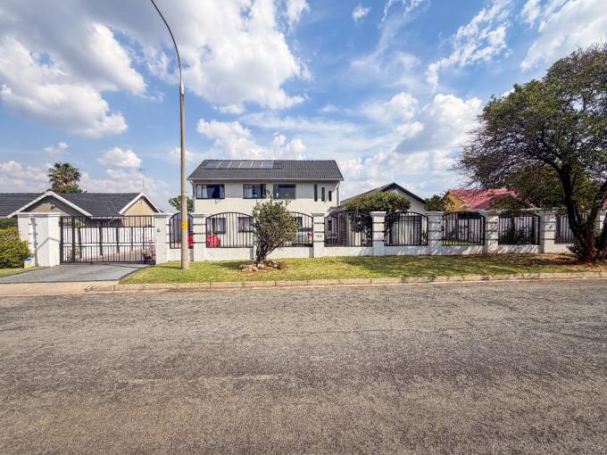 7 Bedroom House for Sale For Sale in General Albertspark - MR696826