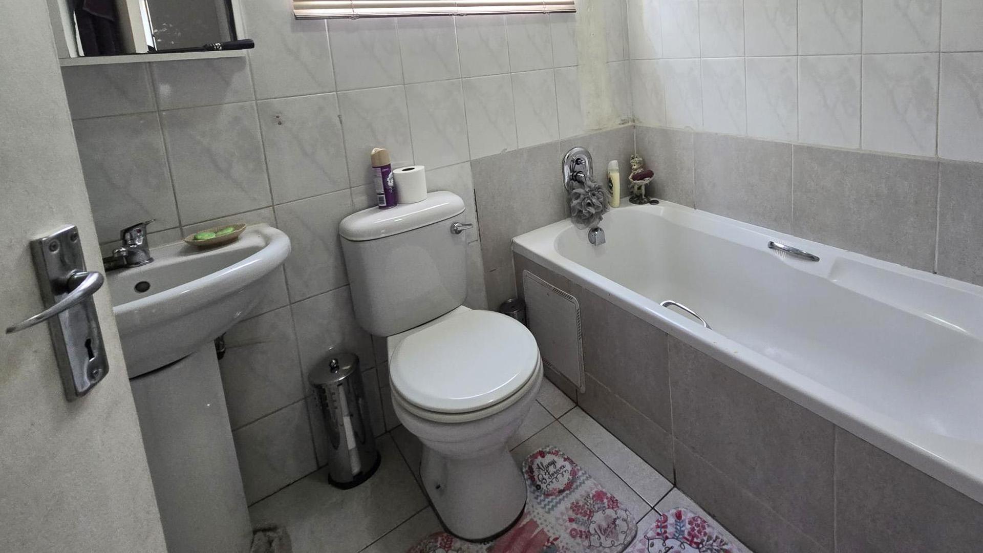 Bathroom 1 of property in Meyersdal