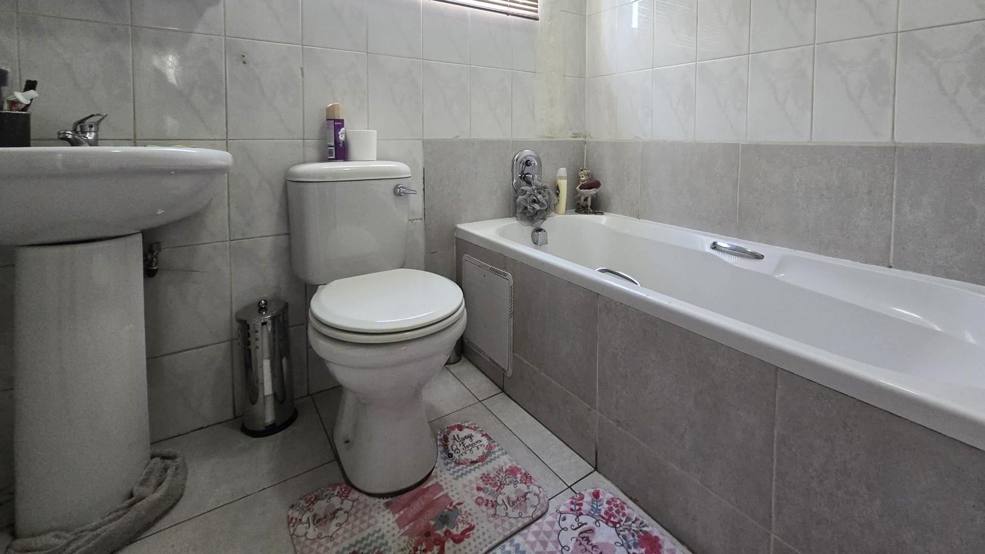 Bathroom 1 of property in Meyersdal