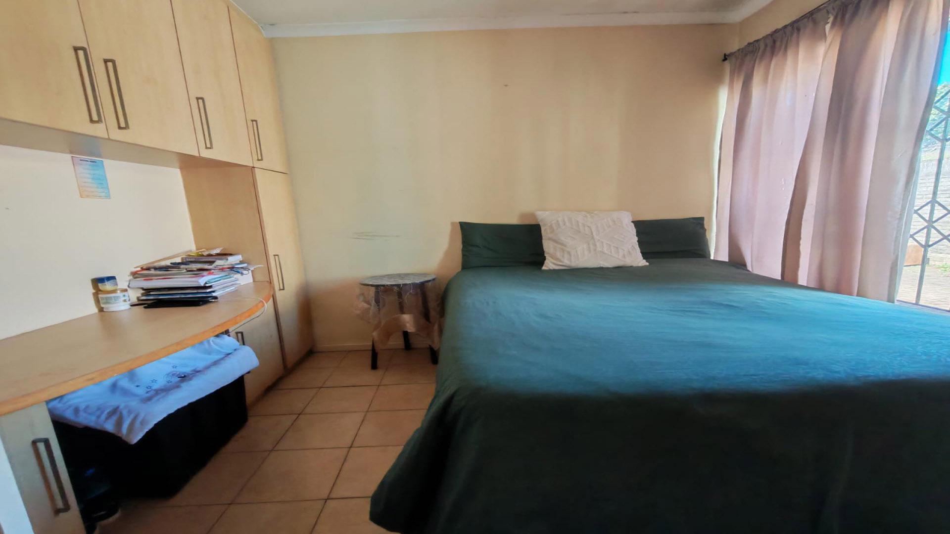 Bed Room 1 of property in Queensburgh