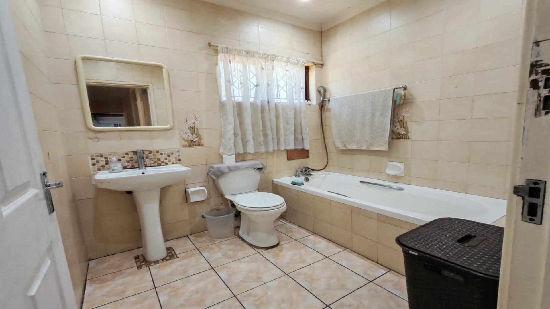 Bathroom 1 of property in Queensburgh